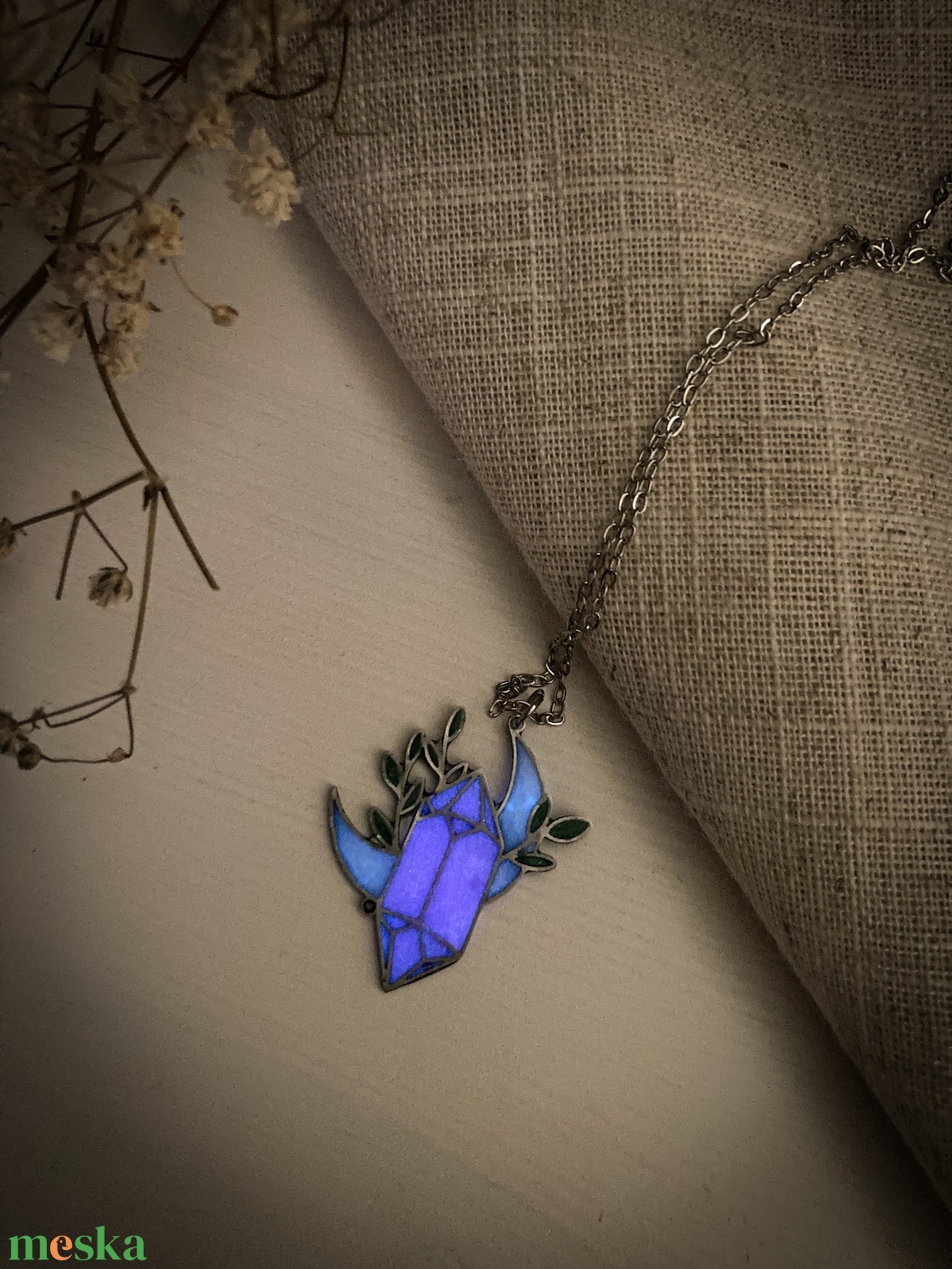 Fluoreszkáló műgyanta medál. - Hold kristály motívummal - ékszer - nyaklánc - medálos nyaklánc - Meska.hu Fluoreszkáló műgyanta medál. - Hold kristály motívummal - ékszer - nyaklánc - medálos nyaklánc - Meska.hu