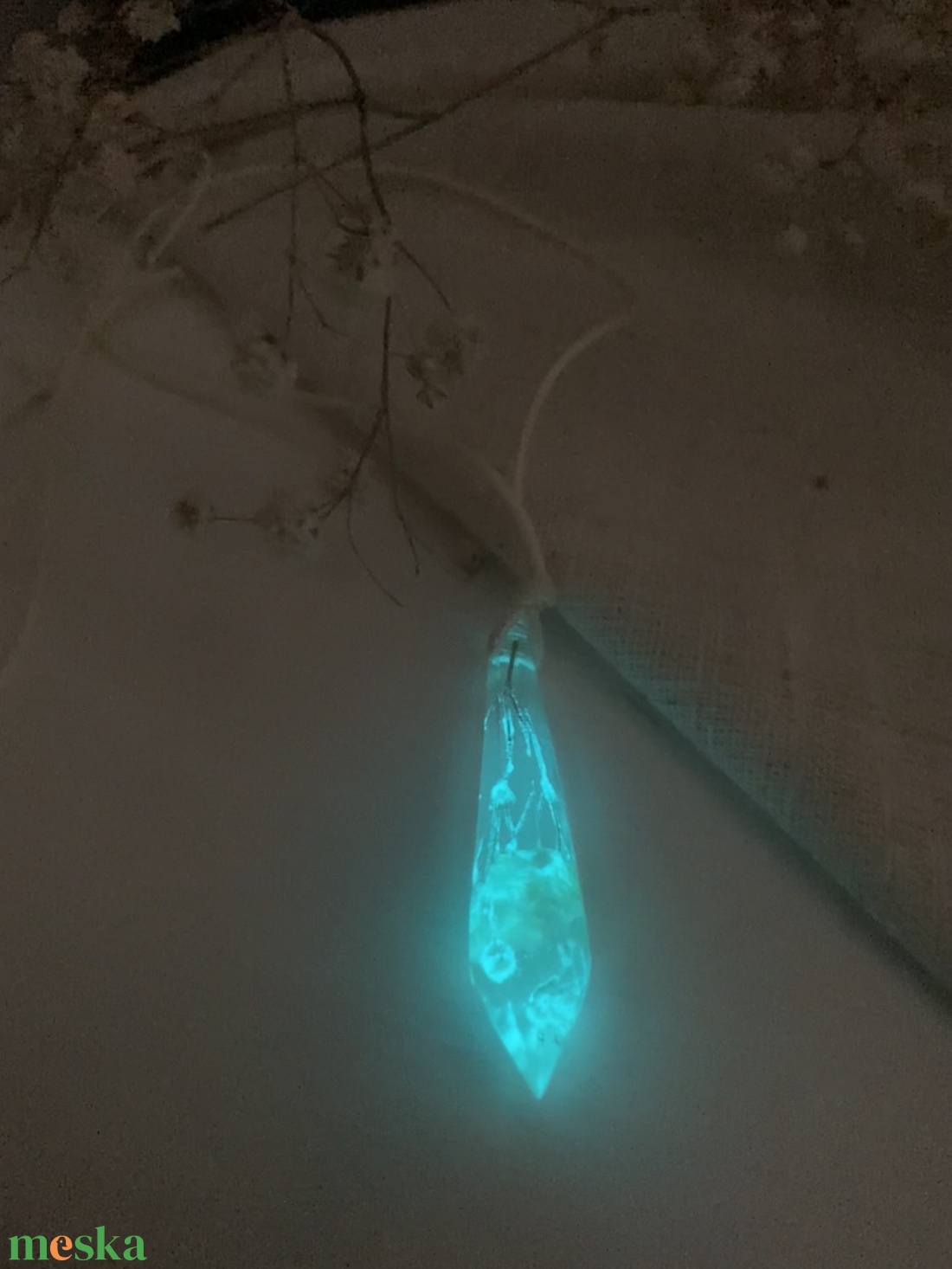 Medálos nyaklánc - Fluoreszkáló kristály inga formájú műgyanta medál - ékszer - nyaklánc - medálos nyaklánc - Meska.hu