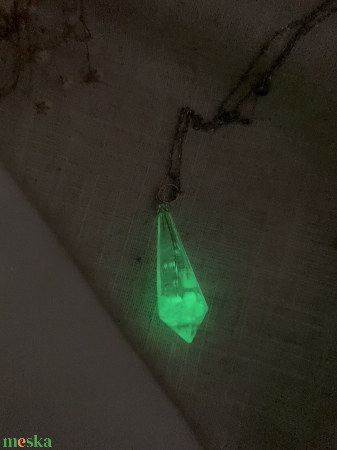 Medálos nyaklánc - Fluoreszkáló, kristály inga formájú műgyanta medál - ékszer - nyaklánc - medálos nyaklánc - Meska.hu