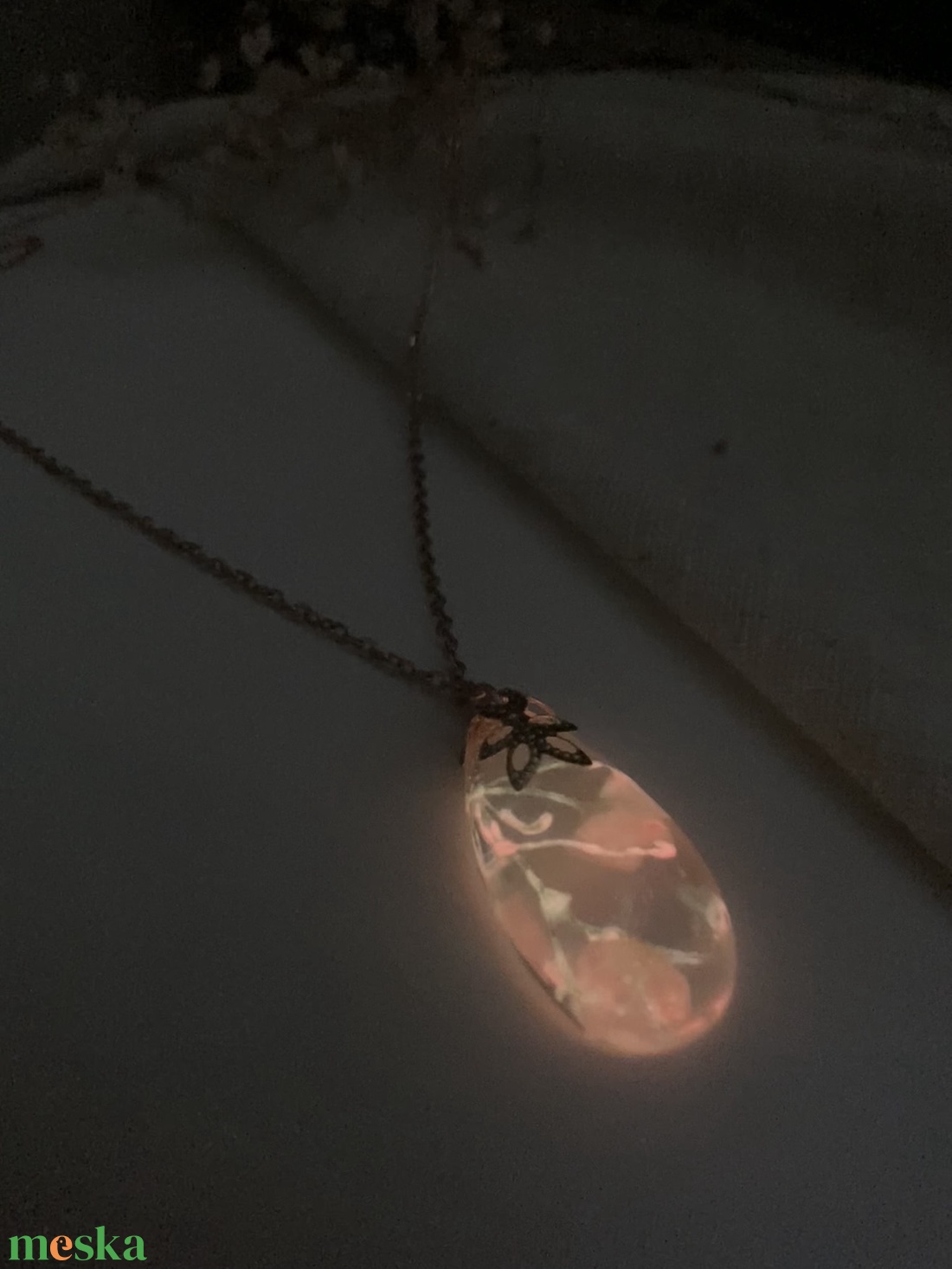 Medálos nyaklánc - Fluoreszkáló csepp formájú műgyanta medál - ékszer - nyaklánc - medálos nyaklánc - Meska.hu Medálos nyaklánc - Fluoreszkáló csepp formájú műgyanta medál - ékszer - nyaklánc - medálos nyaklánc - Meska.hu