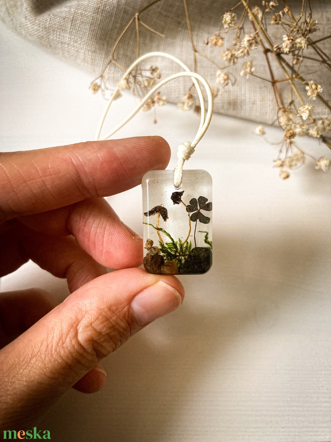 Medálos nyaklánc - Zsinóros műgyanta nyaklánc az erdő ihletéséből  - ékszer - nyaklánc - medálos nyaklánc - Meska.hu