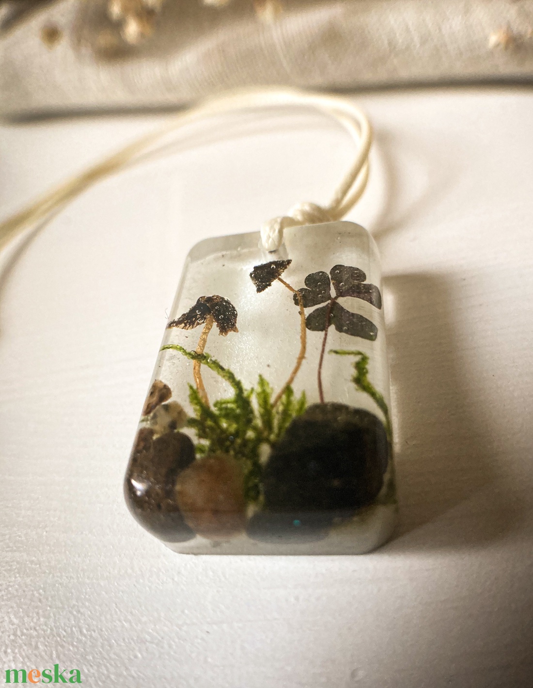 Medálos nyaklánc - Zsinóros műgyanta nyaklánc az erdő ihletéséből  - ékszer - nyaklánc - medálos nyaklánc - Meska.hu