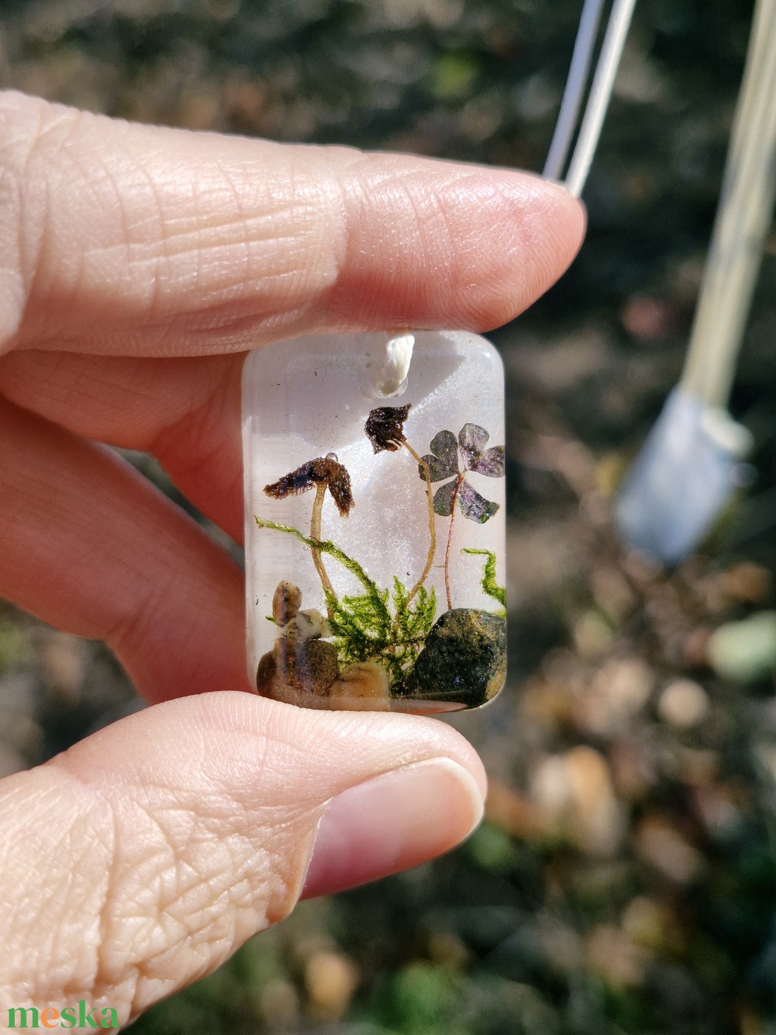 Medálos nyaklánc - Zsinóros műgyanta nyaklánc az erdő ihletéséből  - ékszer - nyaklánc - medálos nyaklánc - Meska.hu