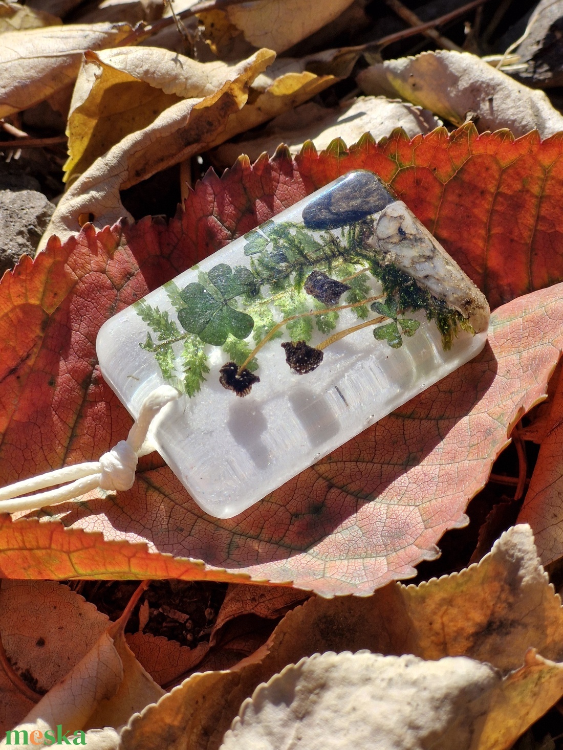 Medálos nyaklánc - Zsinóros műgyanta nyaklánc az erdő ihletéséből  - ékszer - nyaklánc - medálos nyaklánc - Meska.hu