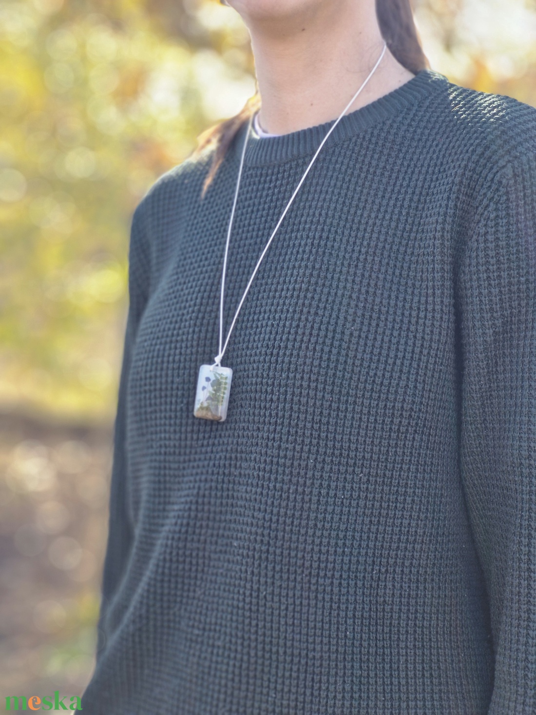 Medálos nyaklánc - Zsinóros műgyanta nyaklánc az erdő ihletéséből  - ékszer - nyaklánc - medálos nyaklánc - Meska.hu