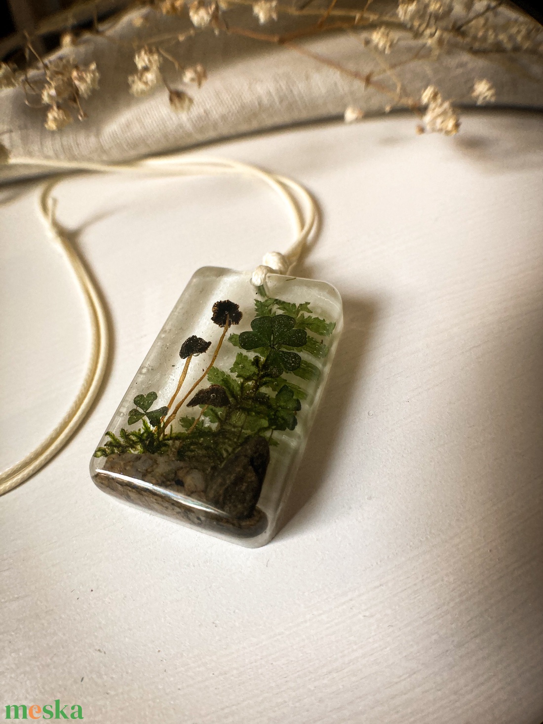 Medálos nyaklánc - Zsinóros műgyanta nyaklánc az erdő ihletéséből  - ékszer - nyaklánc - medálos nyaklánc - Meska.hu