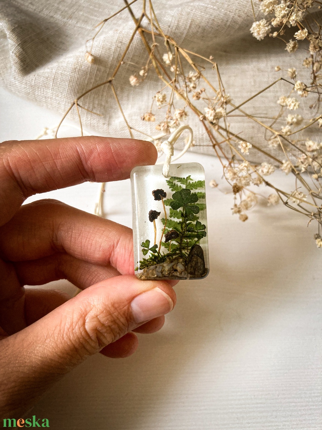 Medálos nyaklánc - Zsinóros műgyanta nyaklánc az erdő ihletéséből  - ékszer - nyaklánc - medálos nyaklánc - Meska.hu