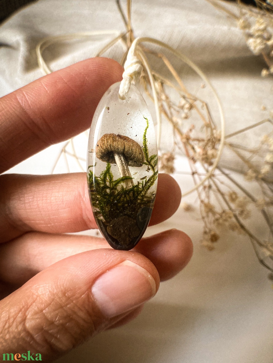 Medálos nyaklánc - Zsinóros műgyanta nyaklánc az erdő ihletéséből  - ékszer - nyaklánc - medálos nyaklánc - Meska.hu