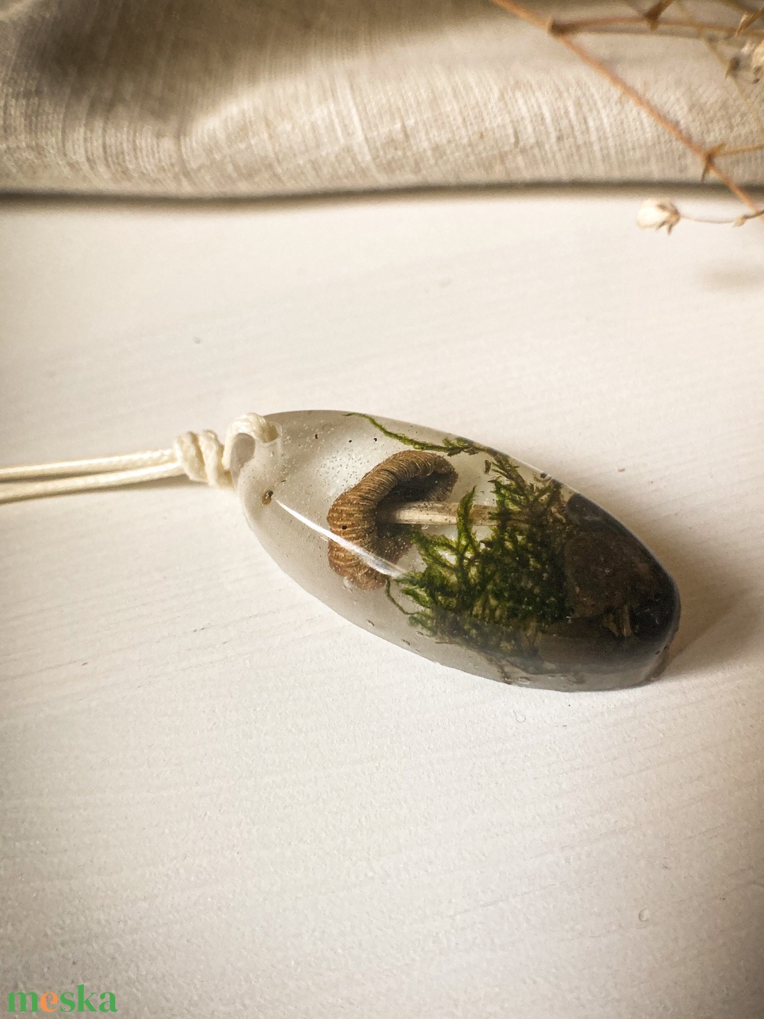 Medálos nyaklánc - Zsinóros műgyanta nyaklánc az erdő ihletéséből  - ékszer - nyaklánc - medálos nyaklánc - Meska.hu