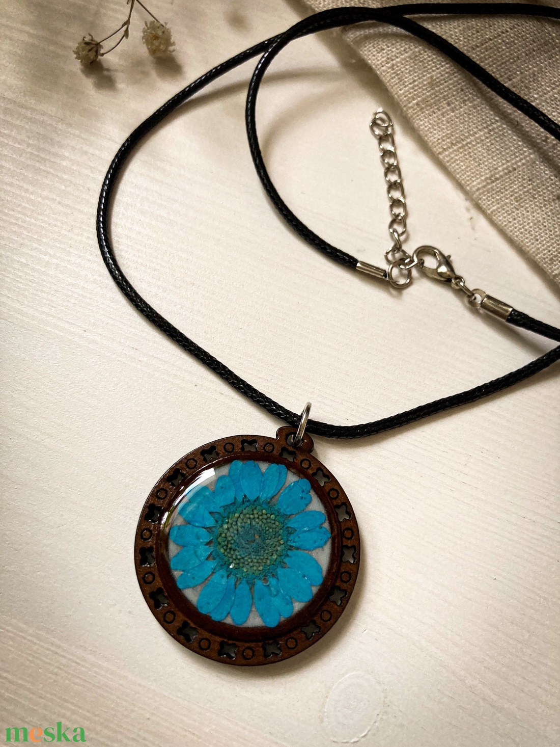 Medálos nyaklánc - Kék virággal díszített kerek fa medál  - ékszer - nyaklánc - medálos nyaklánc - Meska.hu