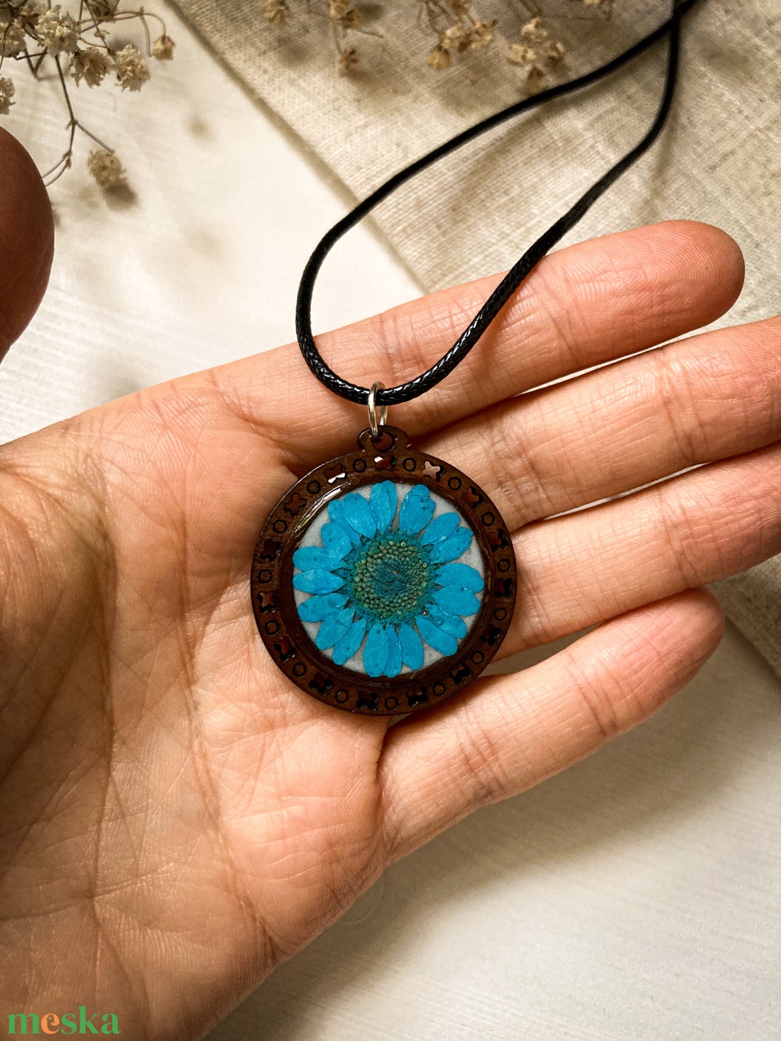 Medálos nyaklánc - Kék virággal díszített kerek fa medál  - ékszer - nyaklánc - medálos nyaklánc - Meska.hu