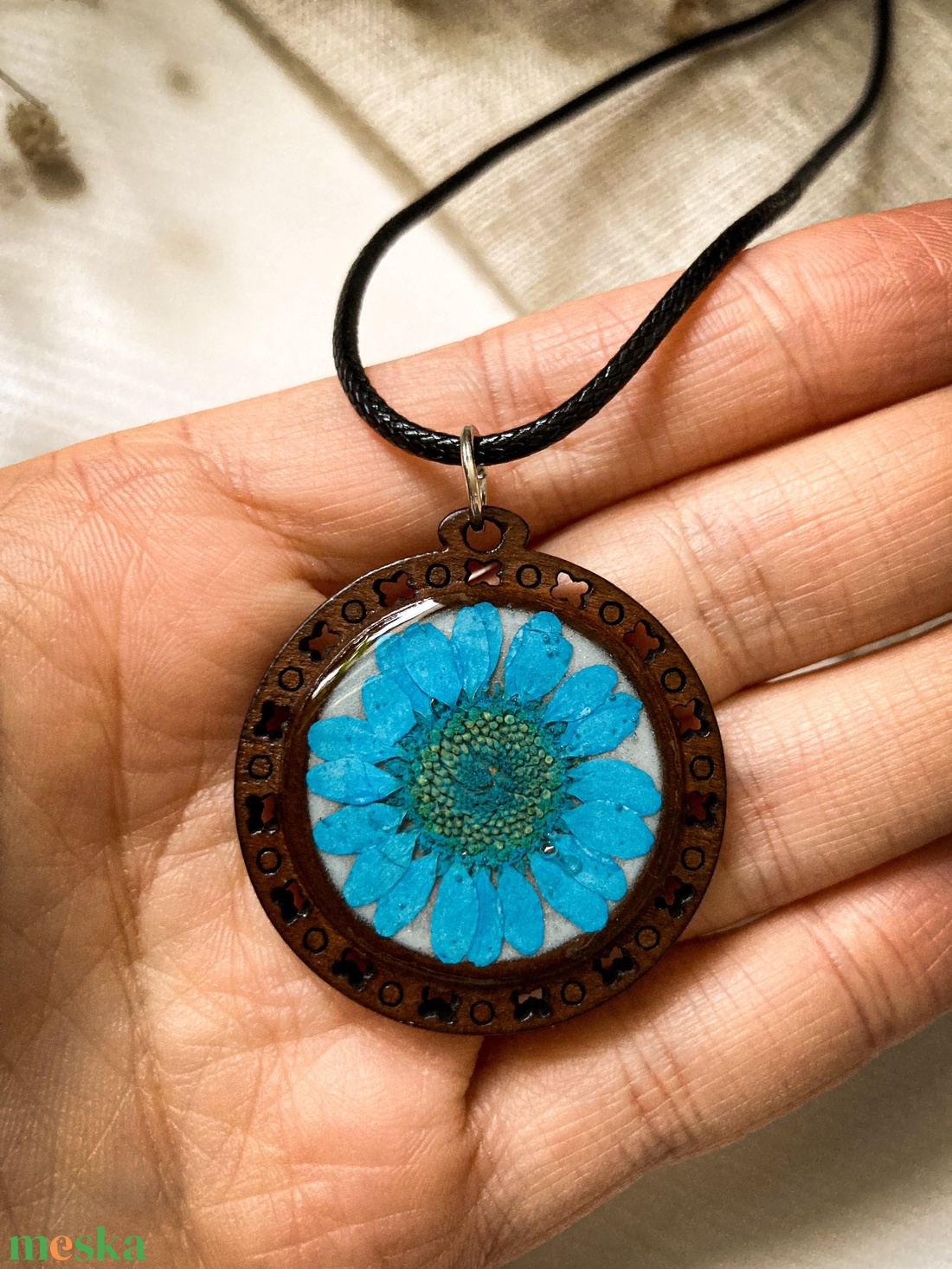 Medálos nyaklánc - Kék virággal díszített kerek fa medál  - ékszer - nyaklánc - medálos nyaklánc - Meska.hu