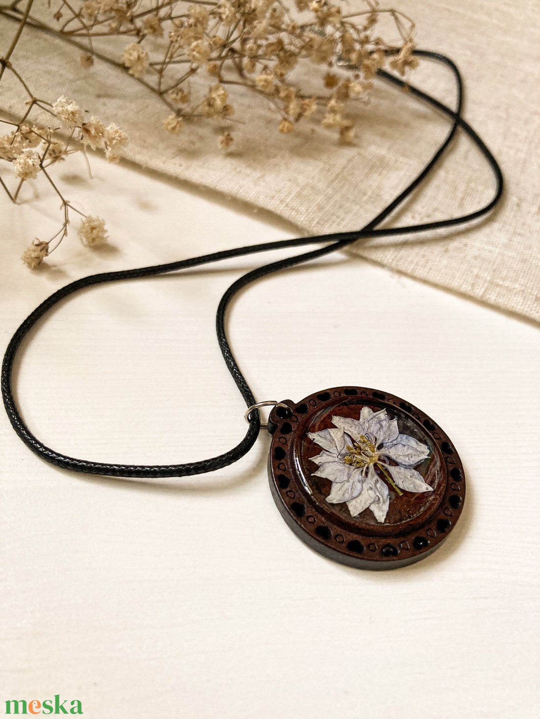 Medálos nyaklánc - Szarkalábbal díszített kerek fa medál  - ékszer - nyaklánc - medálos nyaklánc - Meska.hu