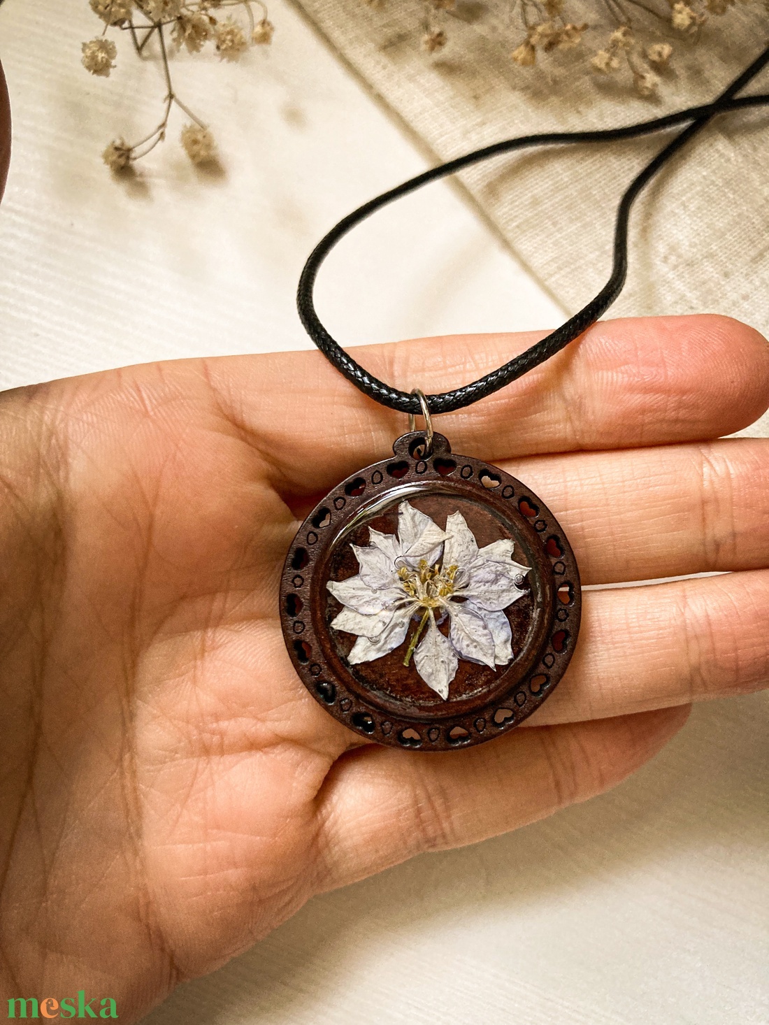 Medálos nyaklánc - Szarkalábbal díszített kerek fa medál  - ékszer - nyaklánc - medálos nyaklánc - Meska.hu