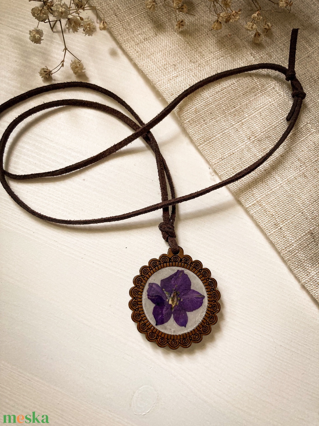 Medálos nyaklánc - Szarkalábbal díszített kerek fa medál  - ékszer - nyaklánc - medálos nyaklánc - Meska.hu