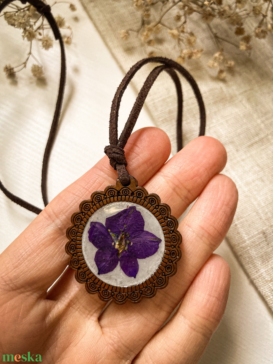 Medálos nyaklánc - Szarkalábbal díszített kerek fa medál  - ékszer - nyaklánc - medálos nyaklánc - Meska.hu