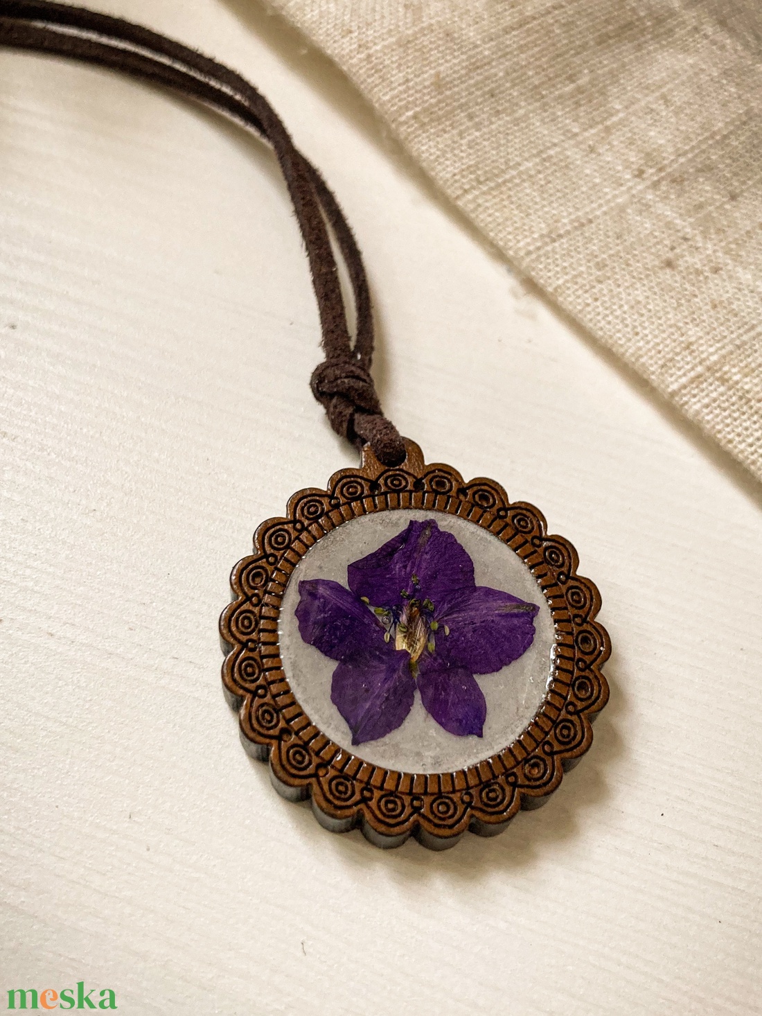 Medálos nyaklánc - Szarkalábbal díszített kerek fa medál  - ékszer - nyaklánc - medálos nyaklánc - Meska.hu