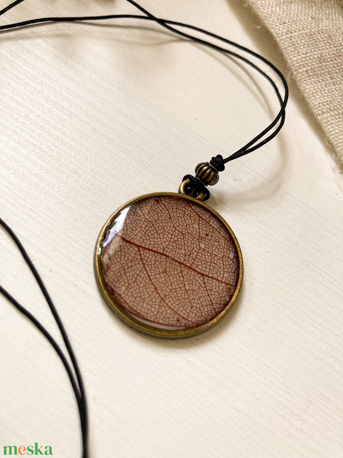 Medálos nyaklánc - Zsinóros nyaklánc - Kerek műgyanta medál levélerezettel díszítve - ékszer - nyaklánc - medálos nyaklánc - Meska.hu