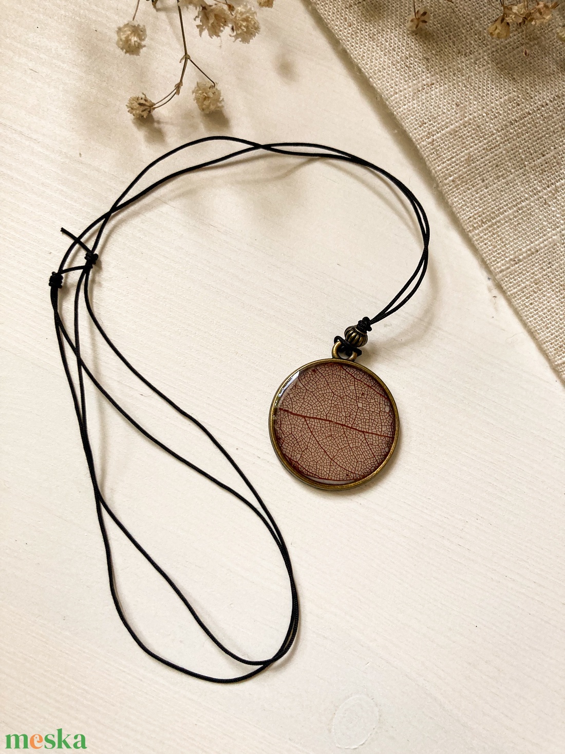 Medálos nyaklánc - Zsinóros nyaklánc - Kerek műgyanta medál levélerezettel díszítve - ékszer - nyaklánc - medálos nyaklánc - Meska.hu