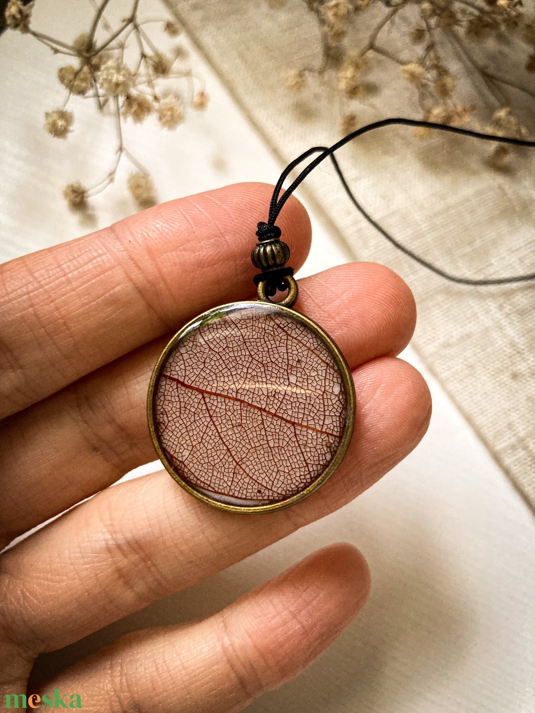 Medálos nyaklánc - Zsinóros nyaklánc - Kerek műgyanta medál levélerezettel díszítve - ékszer - nyaklánc - medálos nyaklánc - Meska.hu