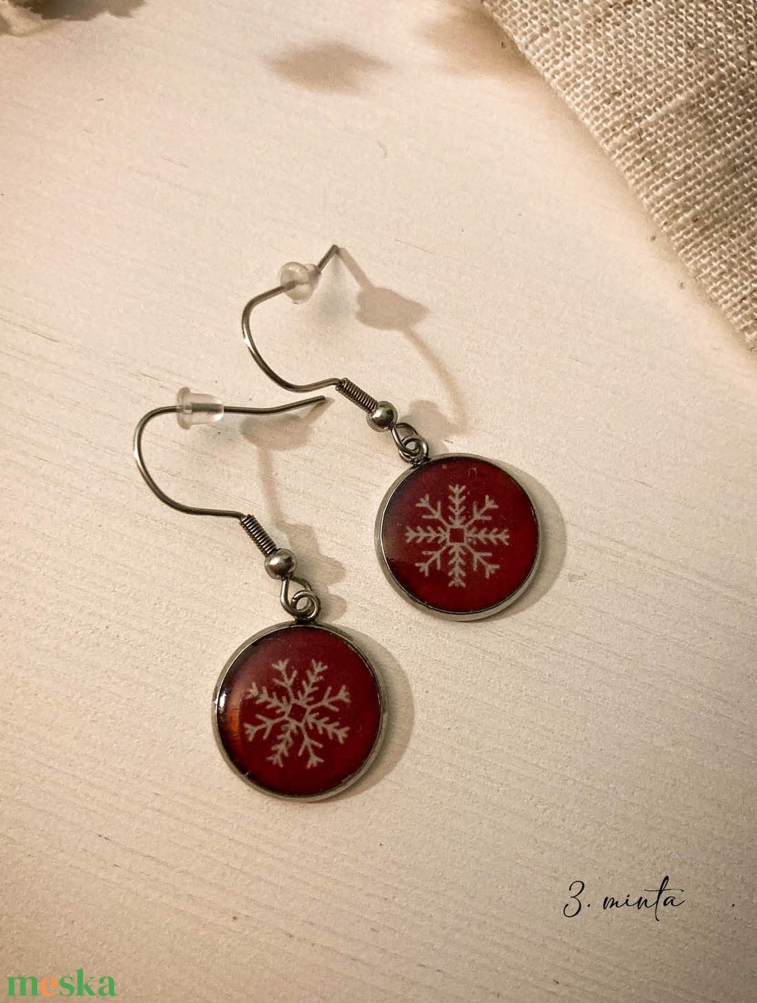 Lógó fülbevaló - Műgyanta fülbevaló hópehely mintával - ékszer - fülbevaló - lógós kerek fülbevaló - Meska.hu