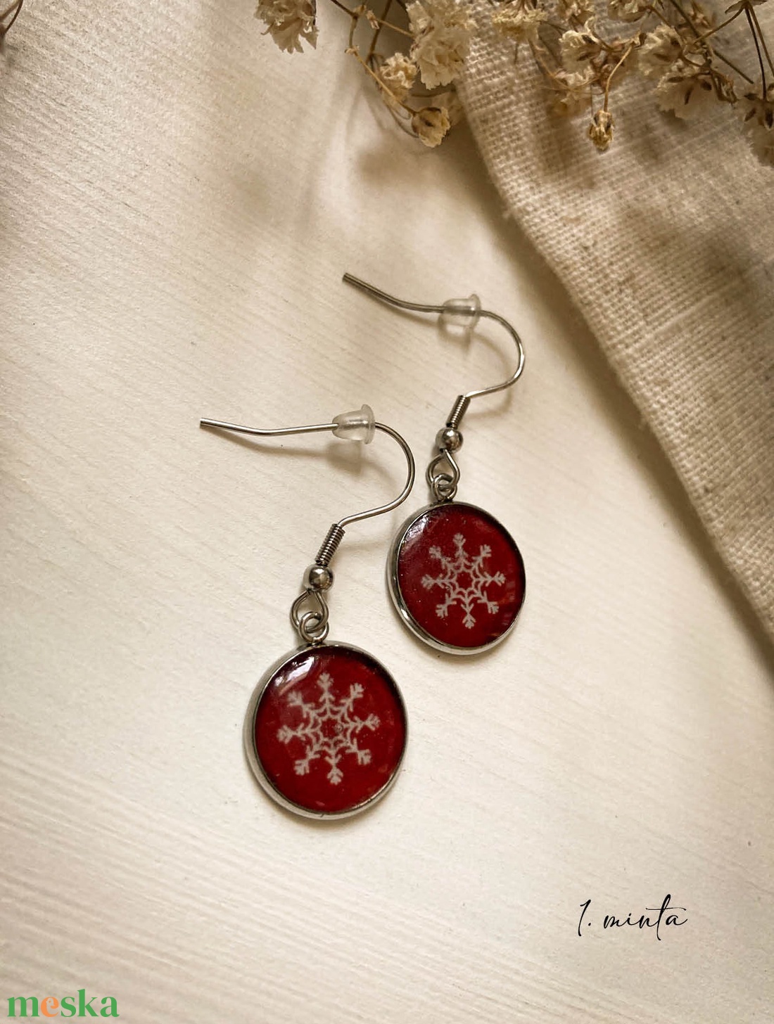 Lógó fülbevaló - Műgyanta fülbevaló hópehely mintával - ékszer - fülbevaló - lógós kerek fülbevaló - Meska.hu