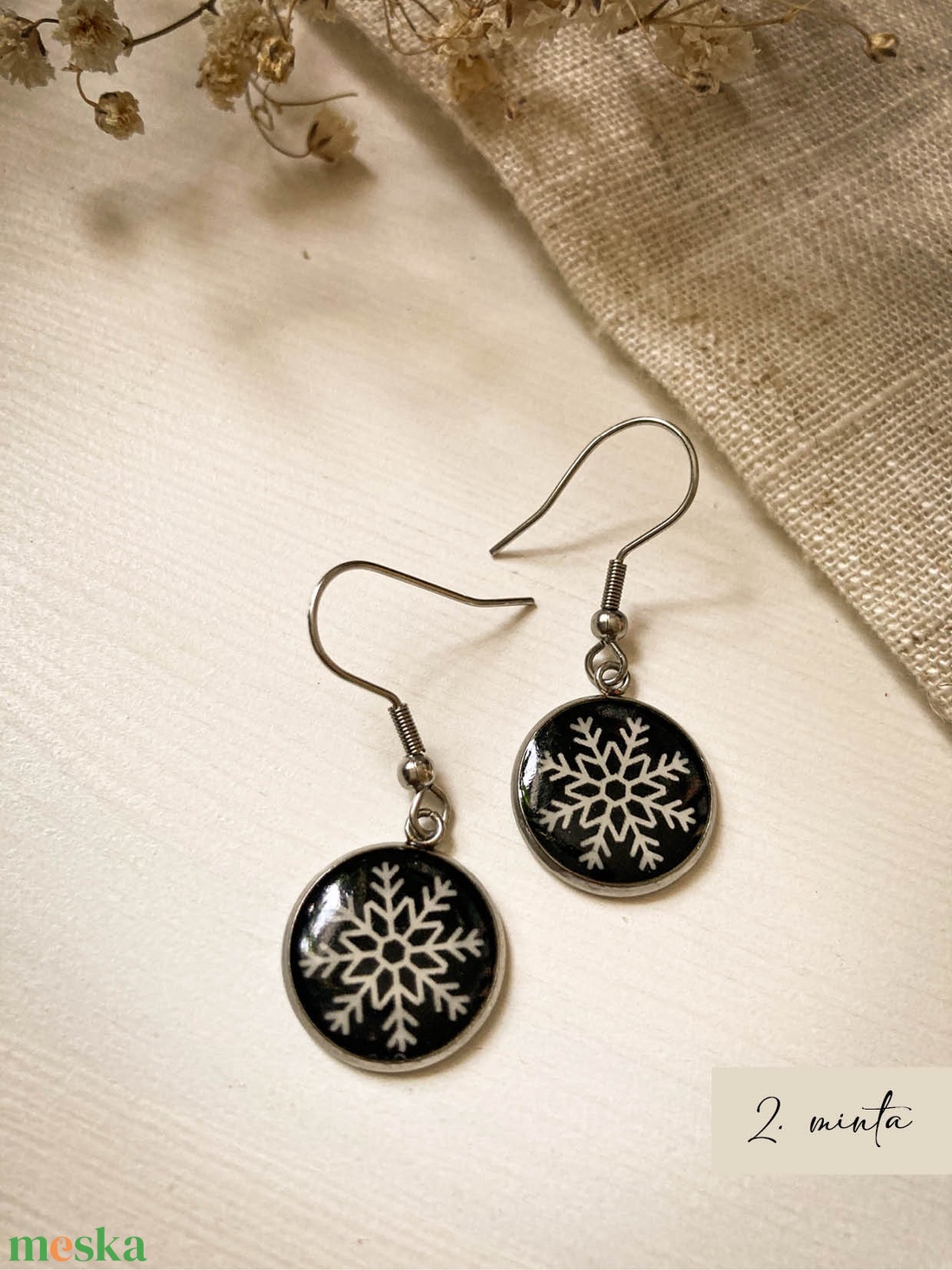 Lógó fülbevaló - Műgyanta fülbevaló hópehely mintával - ékszer - fülbevaló - lógós kerek fülbevaló - Meska.hu