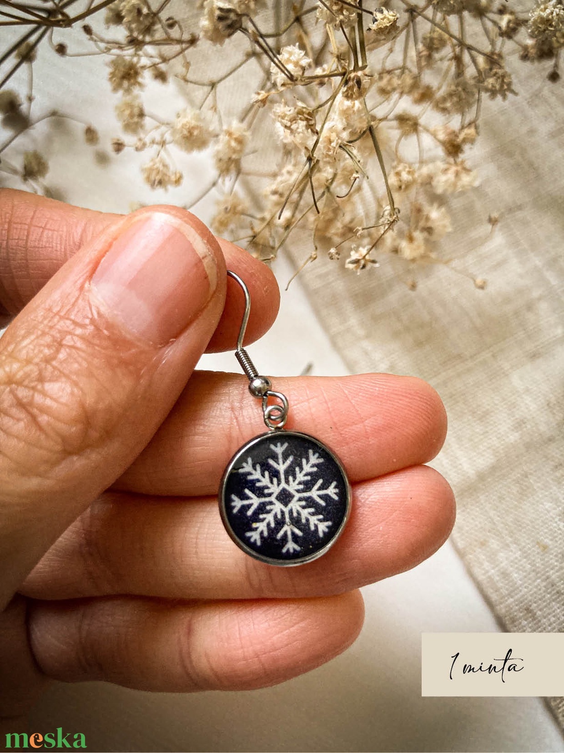 Lógó fülbevaló - Műgyanta fülbevaló hópehely mintával - ékszer - fülbevaló - lógós kerek fülbevaló - Meska.hu