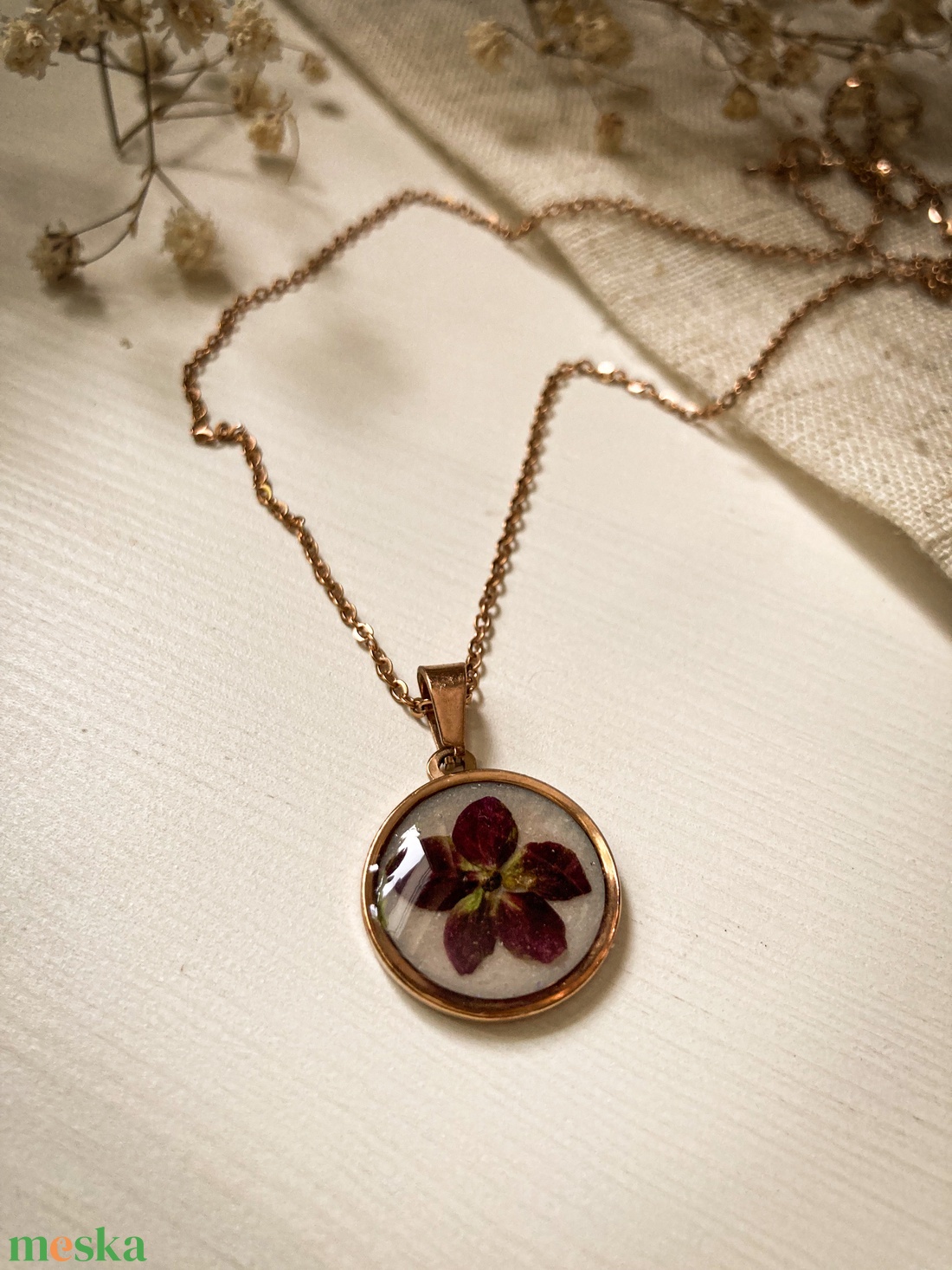 Medálos nyaklánc - Hortenziával díszített kerek műgyanta medál  - ékszer - nyaklánc - medálos nyaklánc - Meska.hu