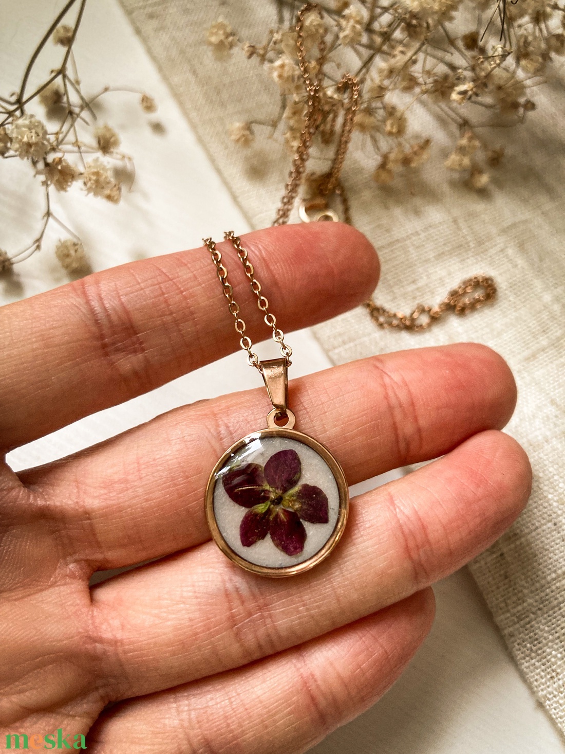 Medálos nyaklánc - Hortenziával díszített kerek műgyanta medál  - ékszer - nyaklánc - medálos nyaklánc - Meska.hu