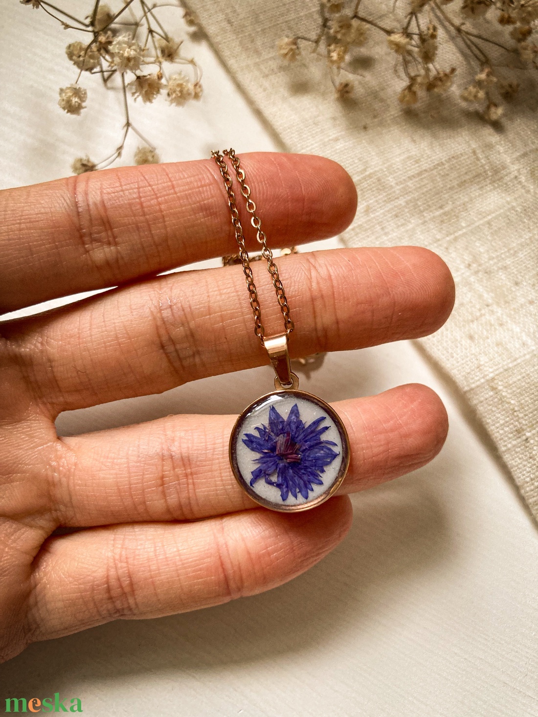 Medálos nyaklánc - Búzavirággal díszített kerek műgyanta medál  - ékszer - nyaklánc - medálos nyaklánc - Meska.hu