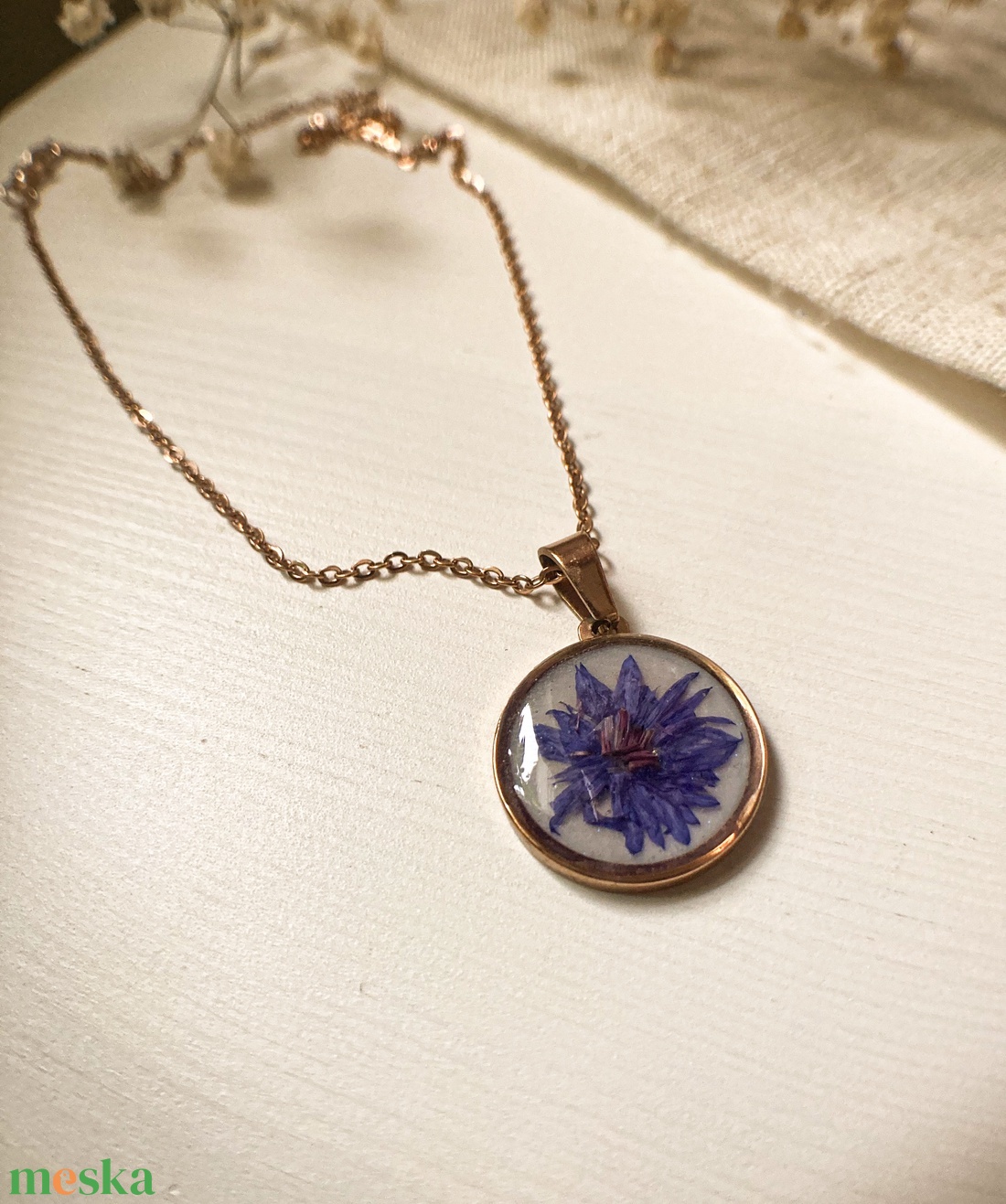 Medálos nyaklánc - Búzavirággal díszített kerek műgyanta medál  - ékszer - nyaklánc - medálos nyaklánc - Meska.hu