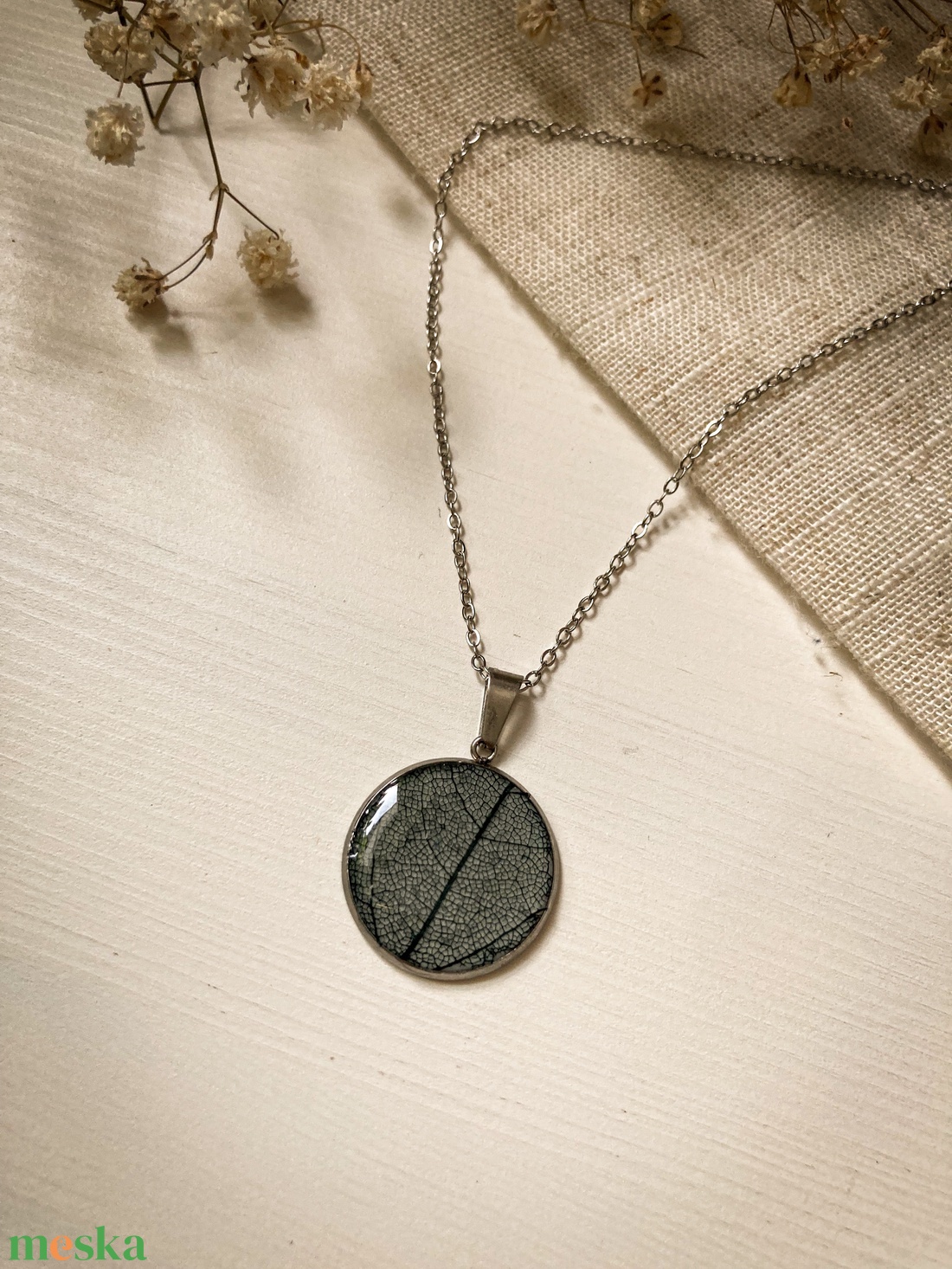 Medálos nyaklánc - Műgyanta medál levélerezet mintával - ékszer - nyaklánc - medálos nyaklánc - Meska.hu