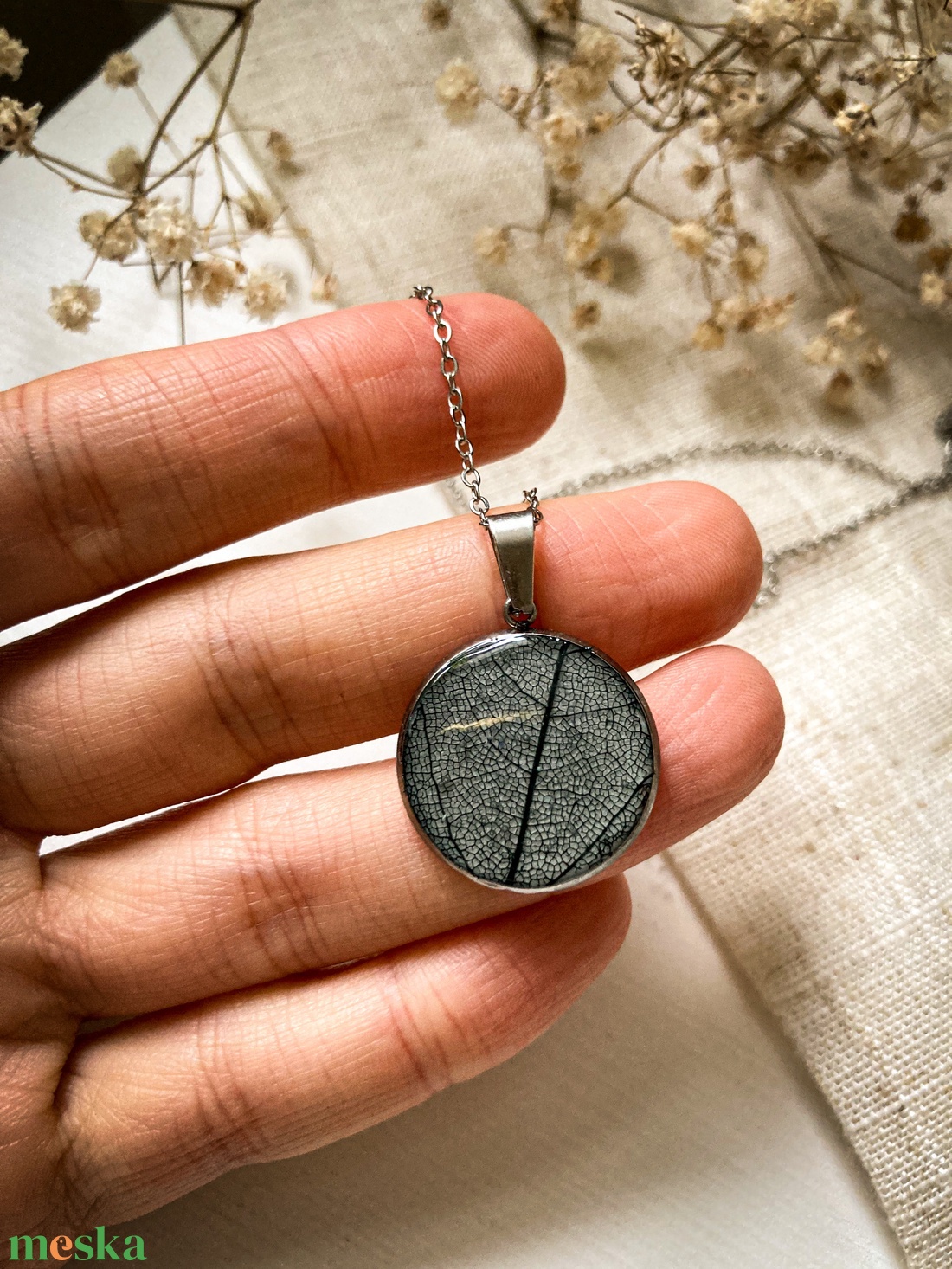 Medálos nyaklánc - Műgyanta medál levélerezet mintával - ékszer - nyaklánc - medálos nyaklánc - Meska.hu