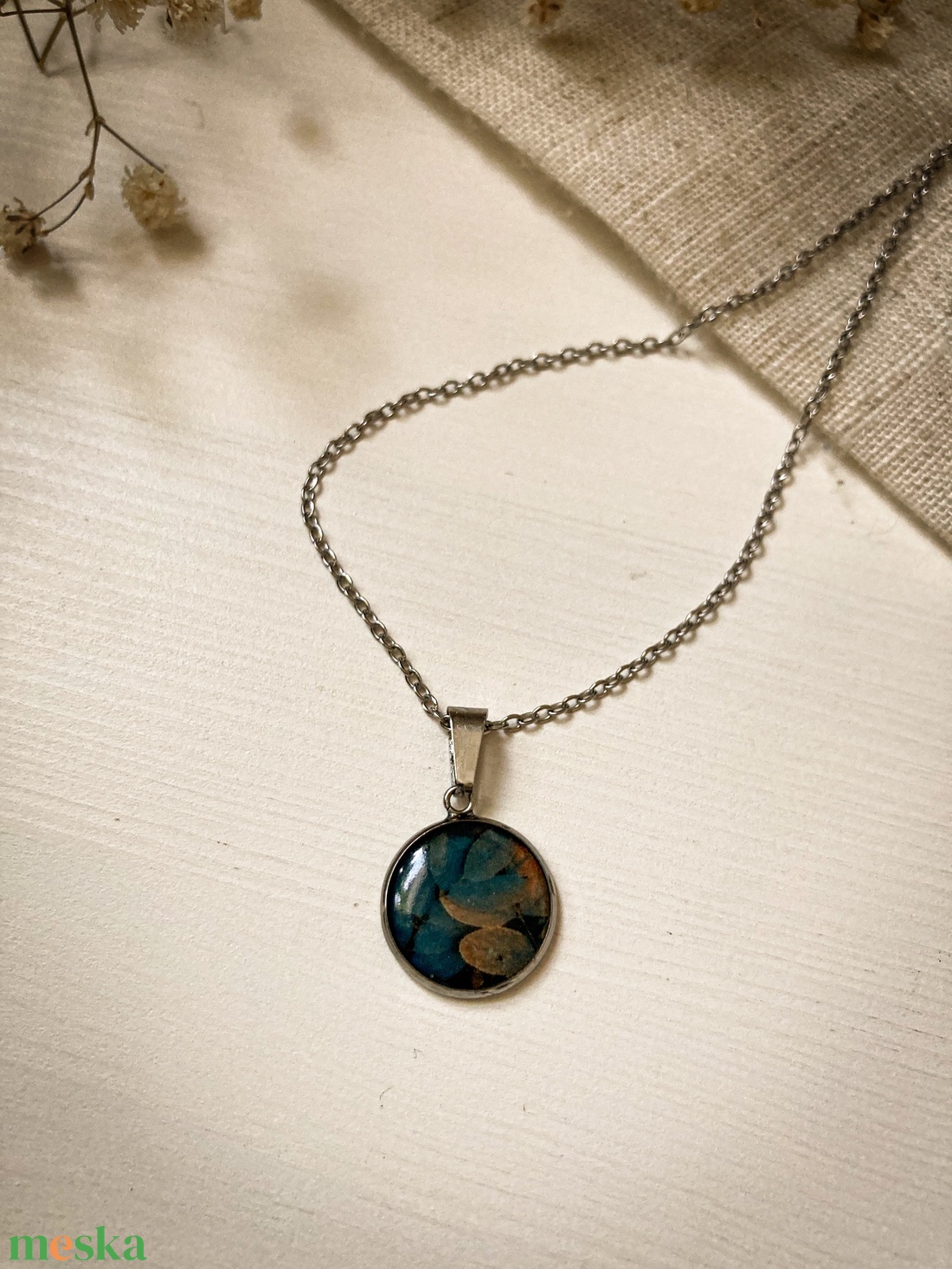 Medálos nyaklánc - Műgyanta medál levélmintával - ékszer - nyaklánc - medálos nyaklánc - Meska.hu