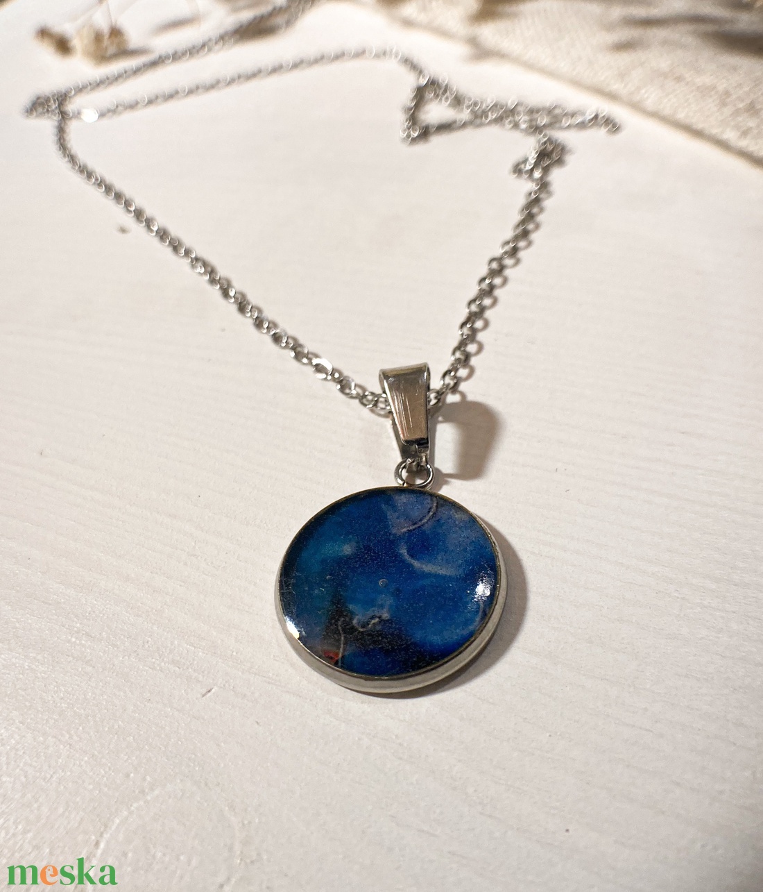 Medálos nyaklánc - Műgyanta medál kék mintával - ékszer - nyaklánc - medálos nyaklánc - Meska.hu