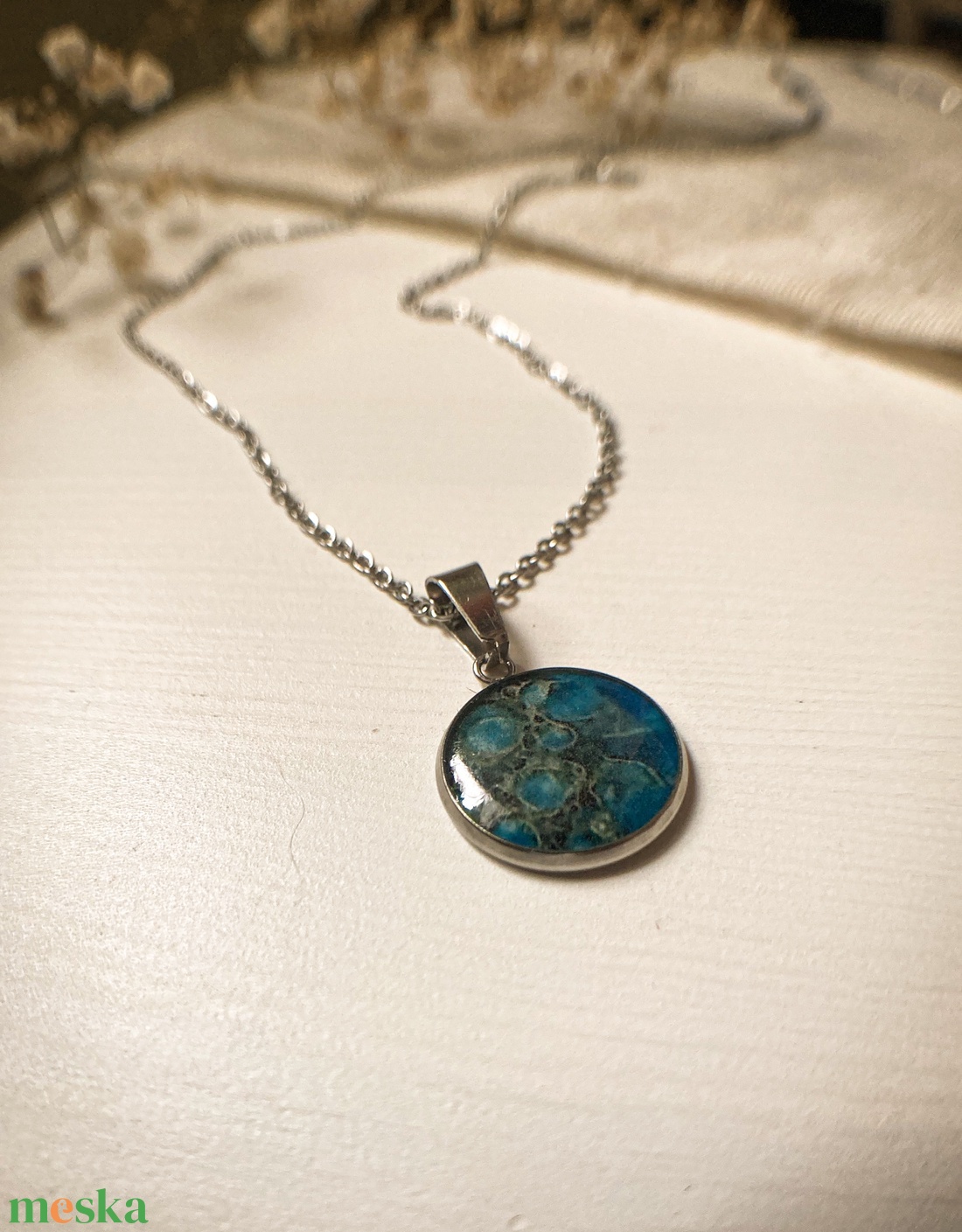 Medálos nyaklánc - Műgyanta medál kék mintával - ékszer - nyaklánc - medálos nyaklánc - Meska.hu