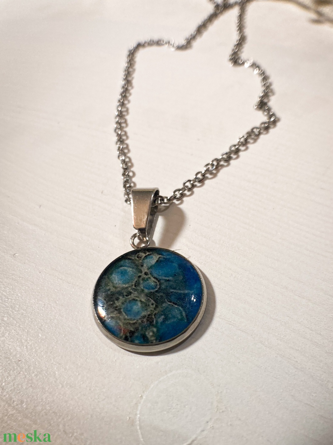 Medálos nyaklánc - Műgyanta medál kék mintával - ékszer - nyaklánc - medálos nyaklánc - Meska.hu