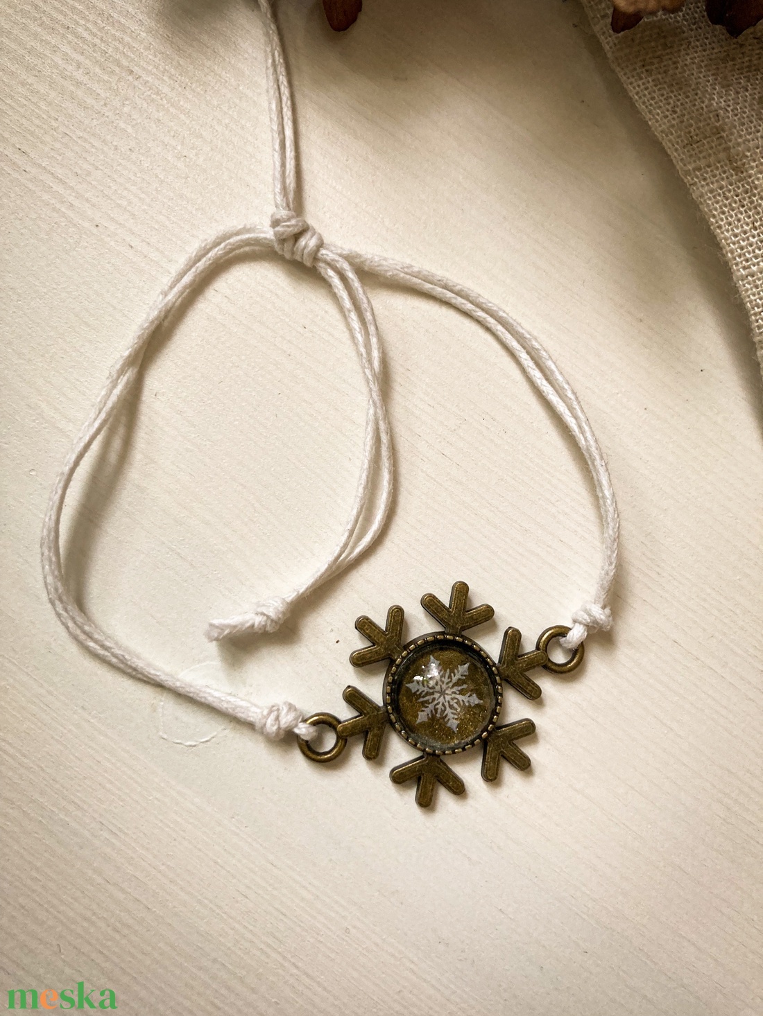 Zsinóros karkötő - Hópehely mintával dÍszÍtve - ékszer - karkötő - karkötő medállal - Meska.hu
