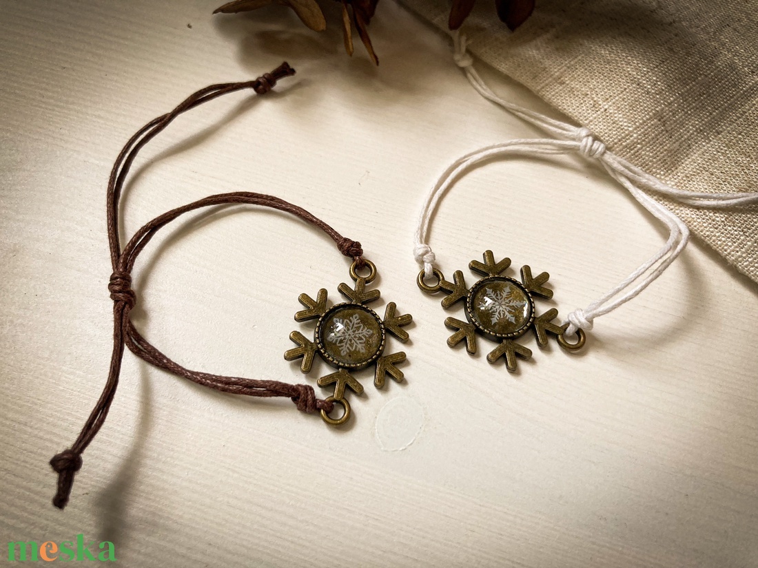 Zsinóros karkötő - Hópehely mintával dÍszÍtve - ékszer - karkötő - karkötő medállal - Meska.hu