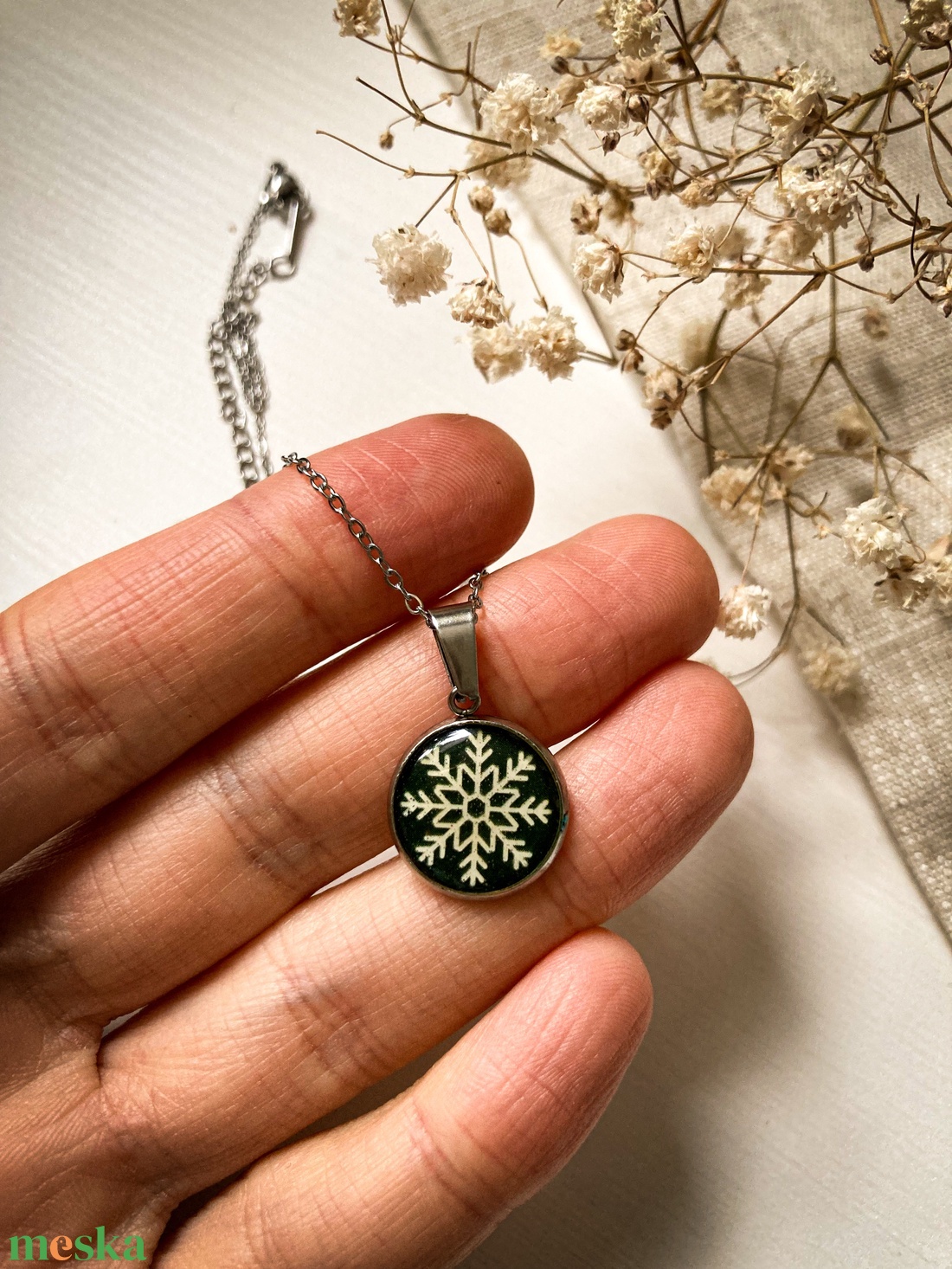 Medálos nyaklánc - Hópehely mintás műgyanta medál - ékszer - nyaklánc - medálos nyaklánc - Meska.hu