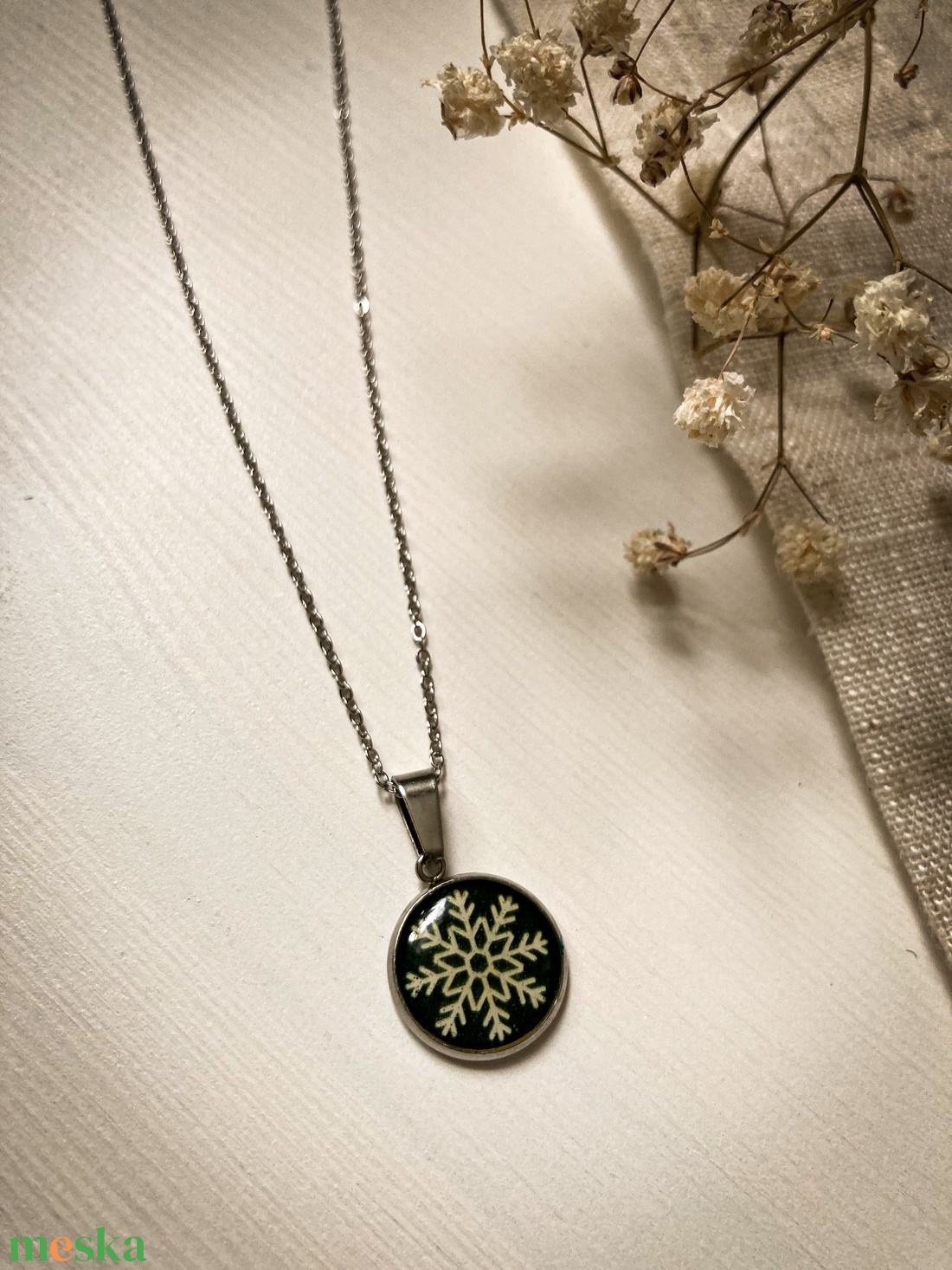 Medálos nyaklánc - Hópehely mintás műgyanta medál - ékszer - nyaklánc - medálos nyaklánc - Meska.hu