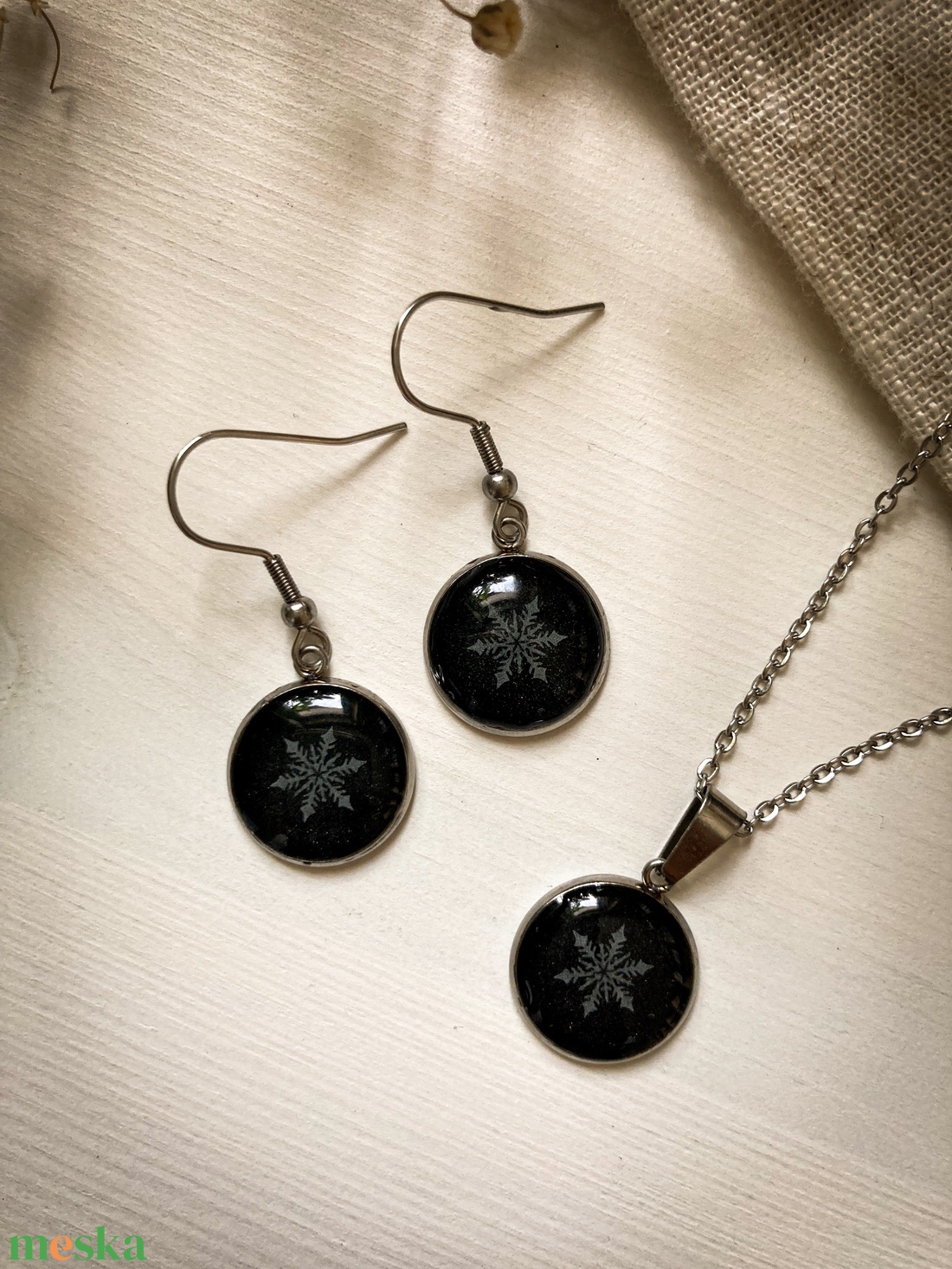 Medálos nyaklánc fülbevalóval - Hópelyhes ékszerszett - ékszer - ékszerszett - Meska.hu