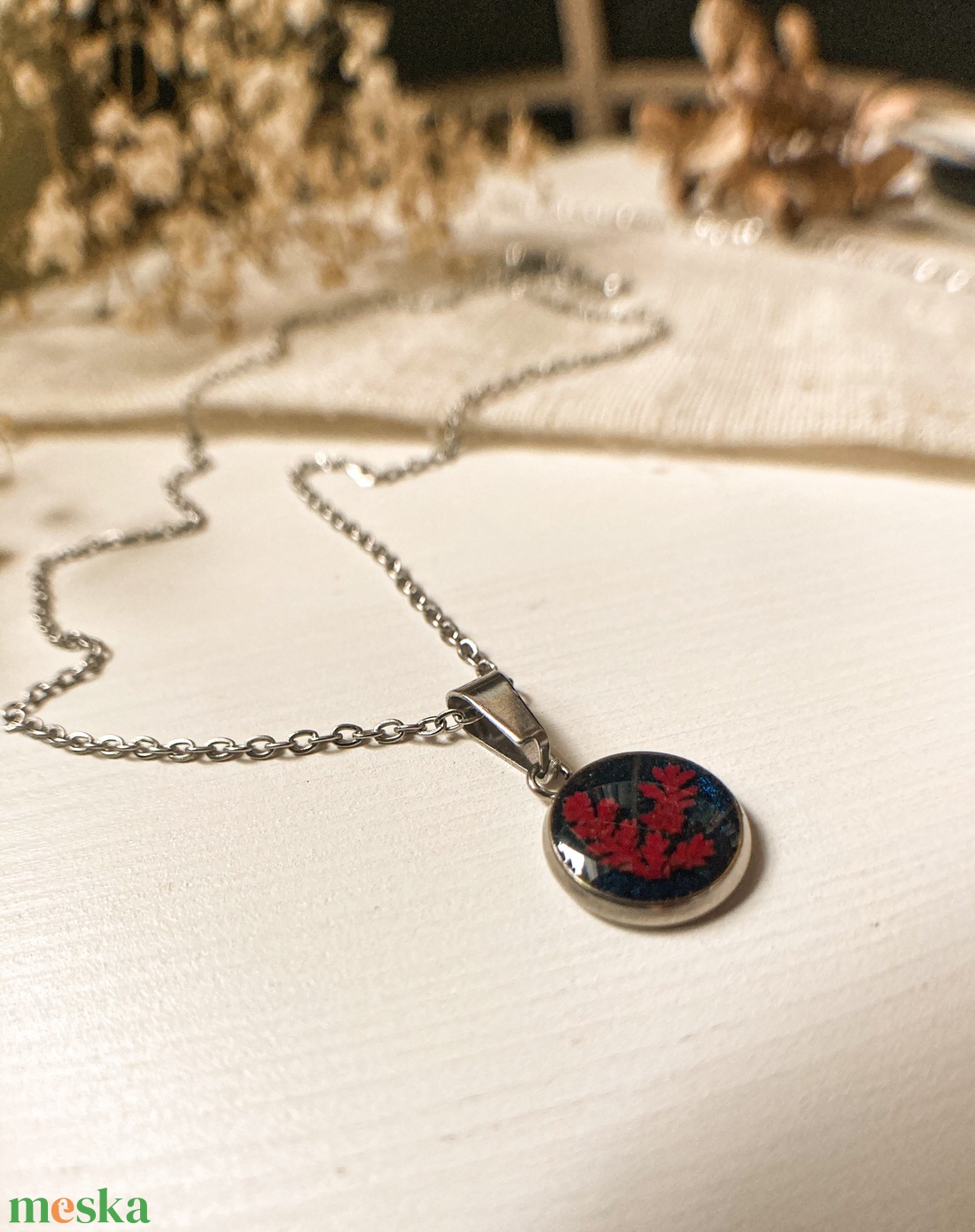 Medálos nyaklánc - Piros levéllel díszjtett műgyanta medál - ékszer - nyaklánc - medálos nyaklánc - Meska.hu