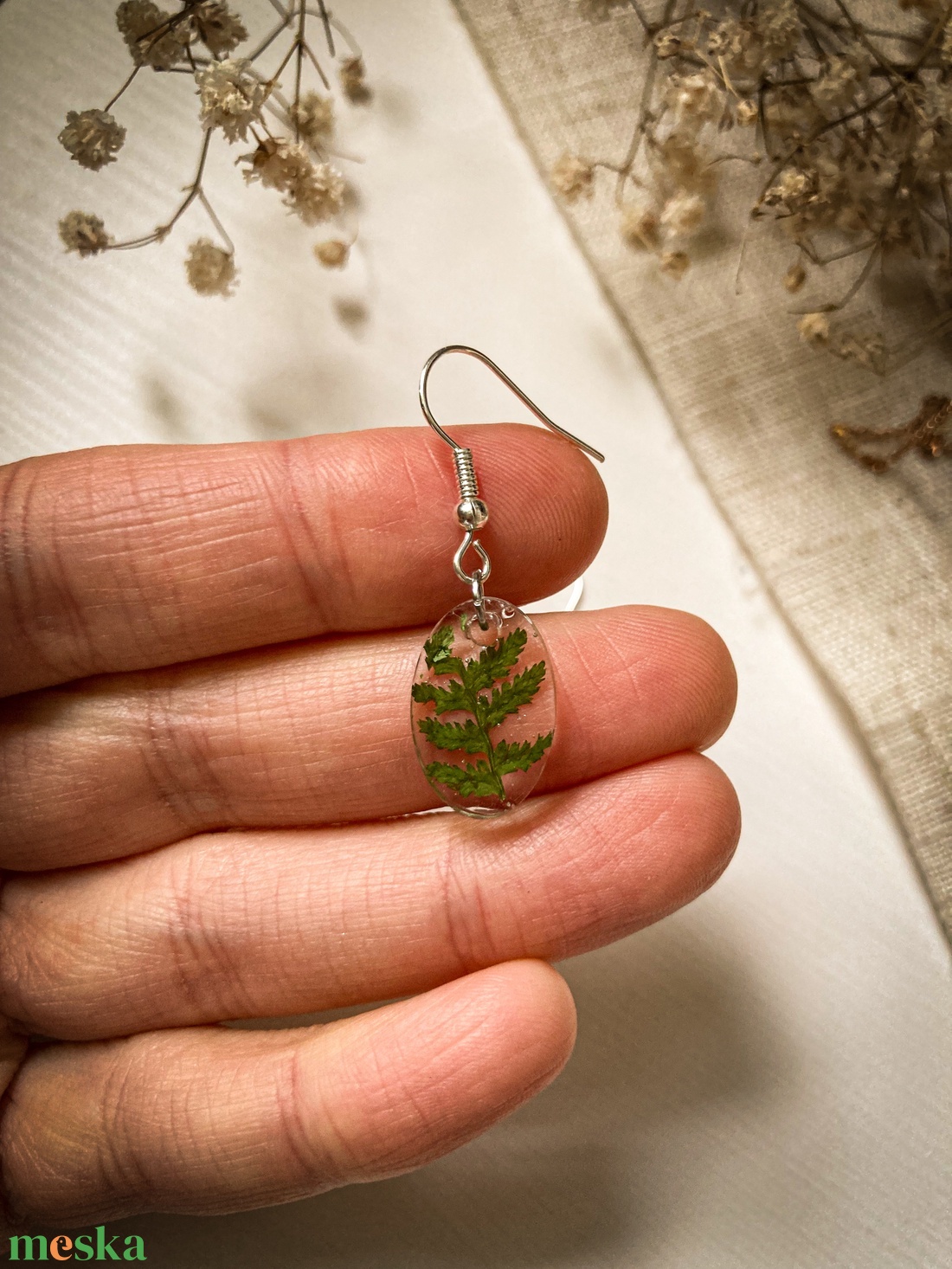 Lógós fülbevaló - Ovális műgyanta fülbevaló páfránnyal - ékszer - fülbevaló - lógó fülbevaló - Meska.hu