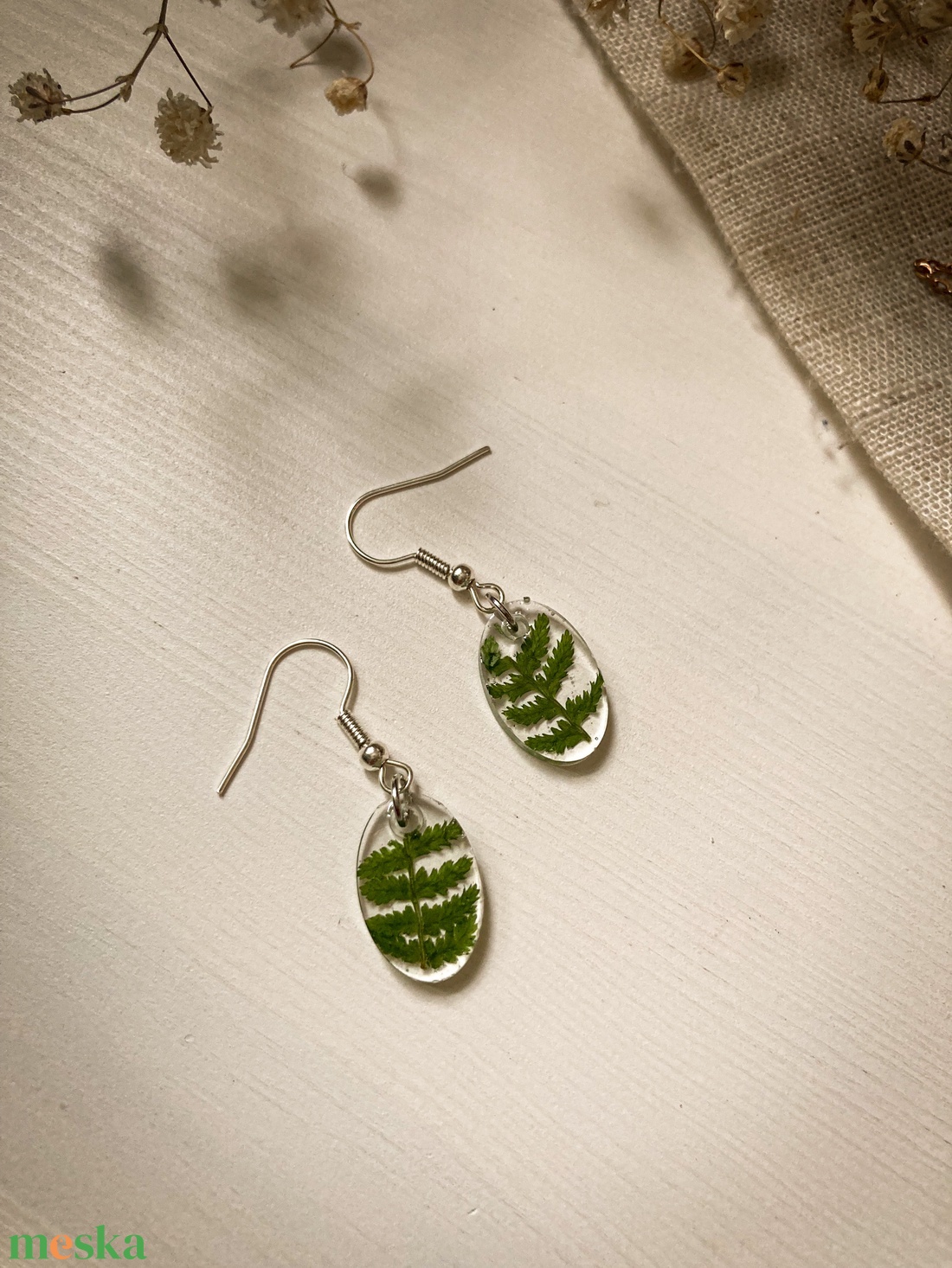 Lógós fülbevaló - Ovális műgyanta fülbevaló páfránnyal - ékszer - fülbevaló - lógó fülbevaló - Meska.hu