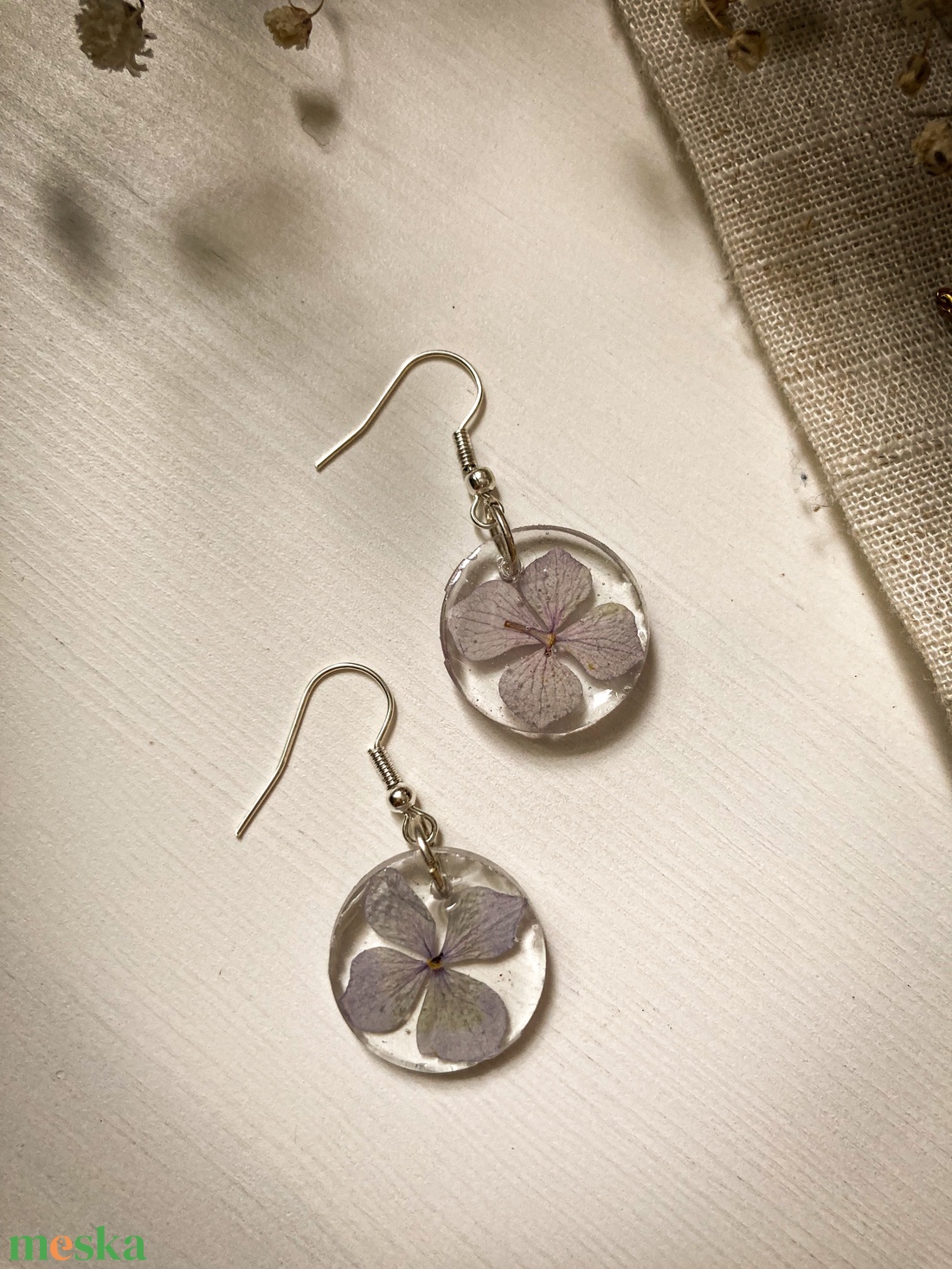 Lógós fülbevaló - Kerek műgyanta fülbevaló hortenziával - ékszer - fülbevaló - lógó fülbevaló - Meska.hu