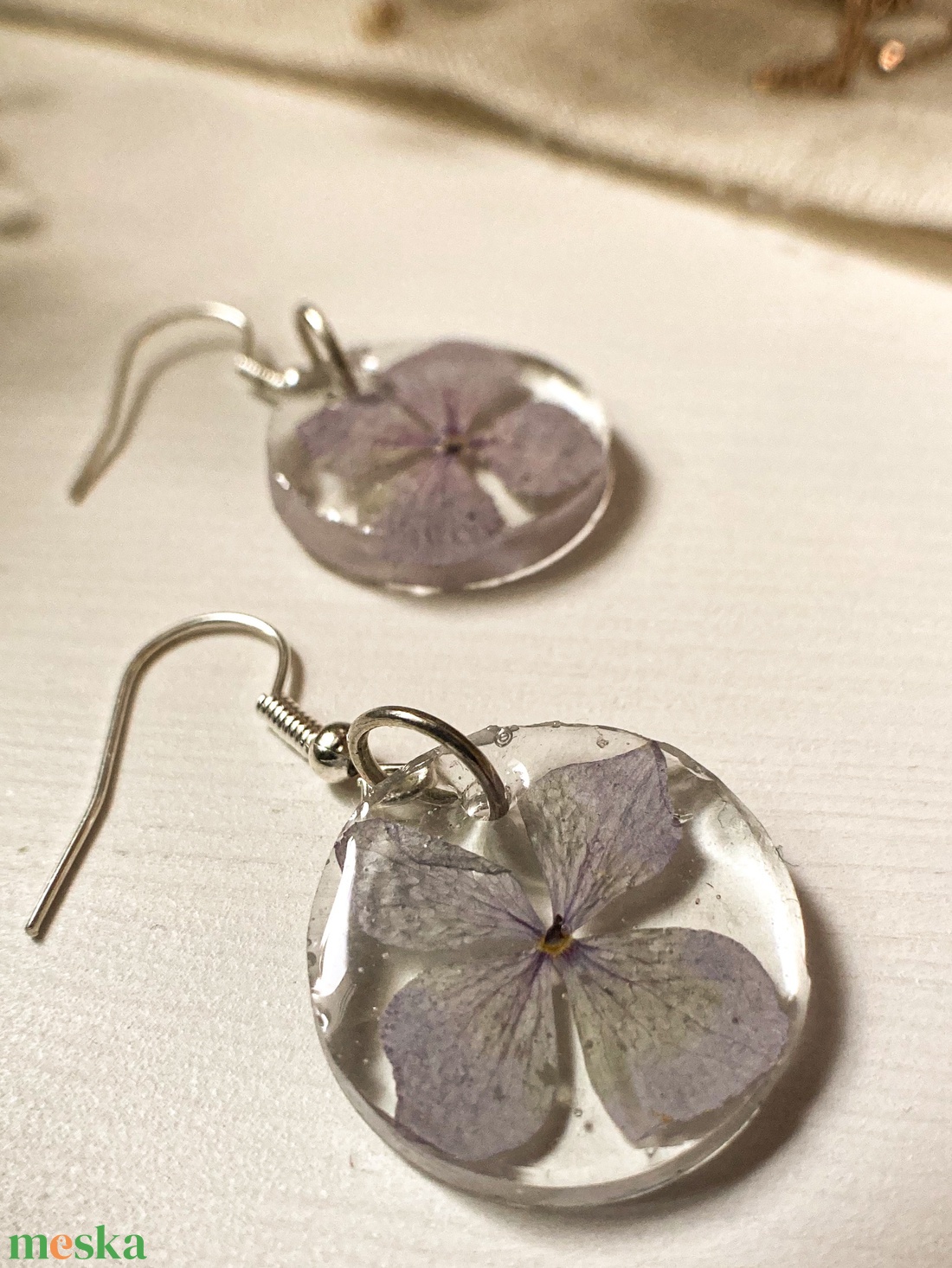 Lógós fülbevaló - Kerek műgyanta fülbevaló hortenziával - ékszer - fülbevaló - lógó fülbevaló - Meska.hu