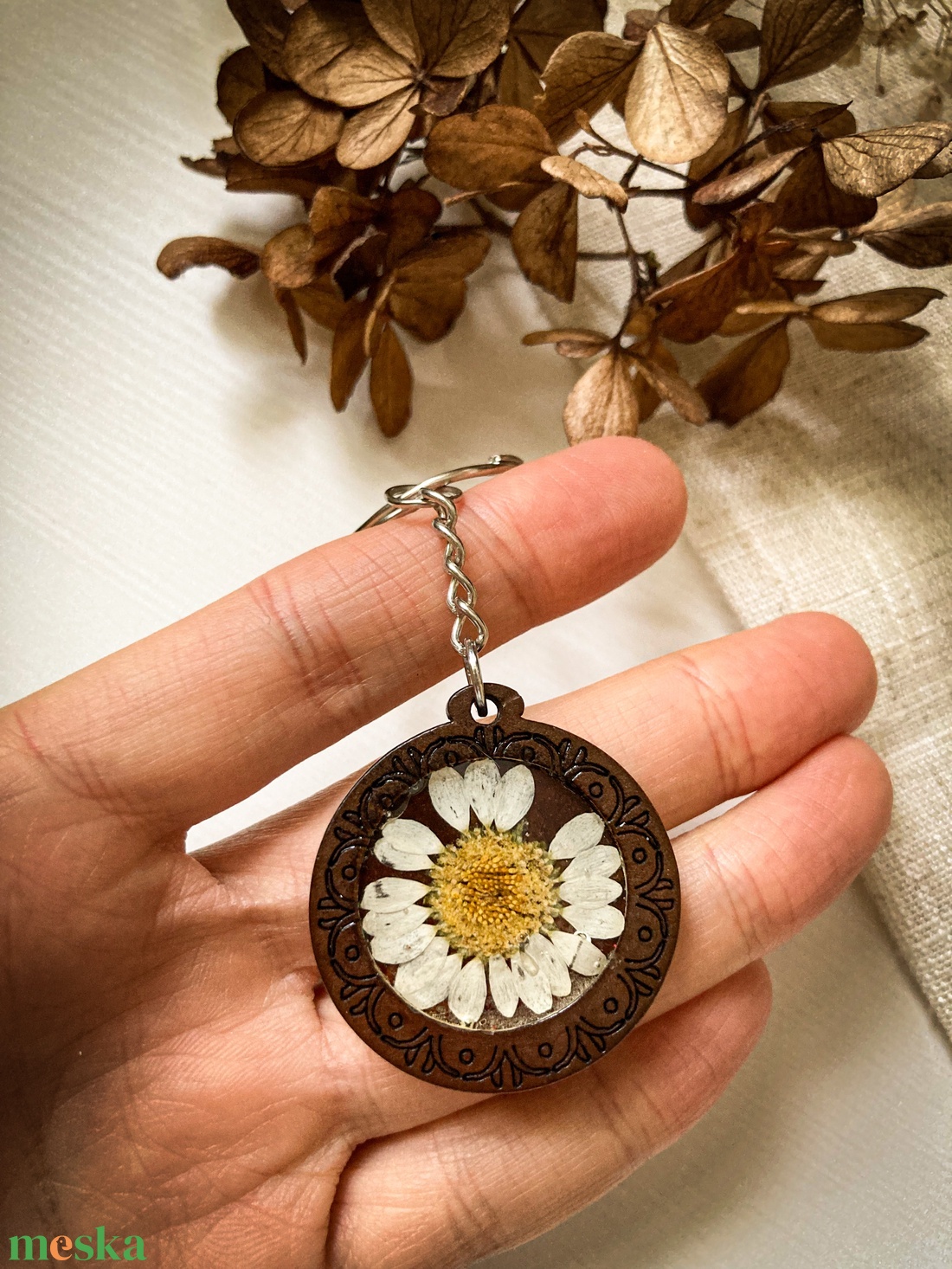 Kulcstartó - Virággal díszített kerek fa kulcstartó - táska & tok - kulcstartó & táskadísz - kulcstartó - Meska.hu