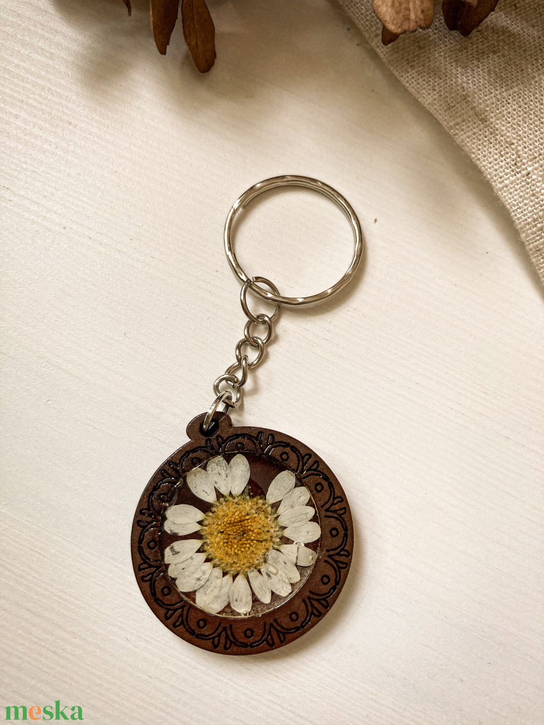 Kulcstartó - Virággal díszített kerek fa kulcstartó - táska & tok - kulcstartó & táskadísz - kulcstartó - Meska.hu
